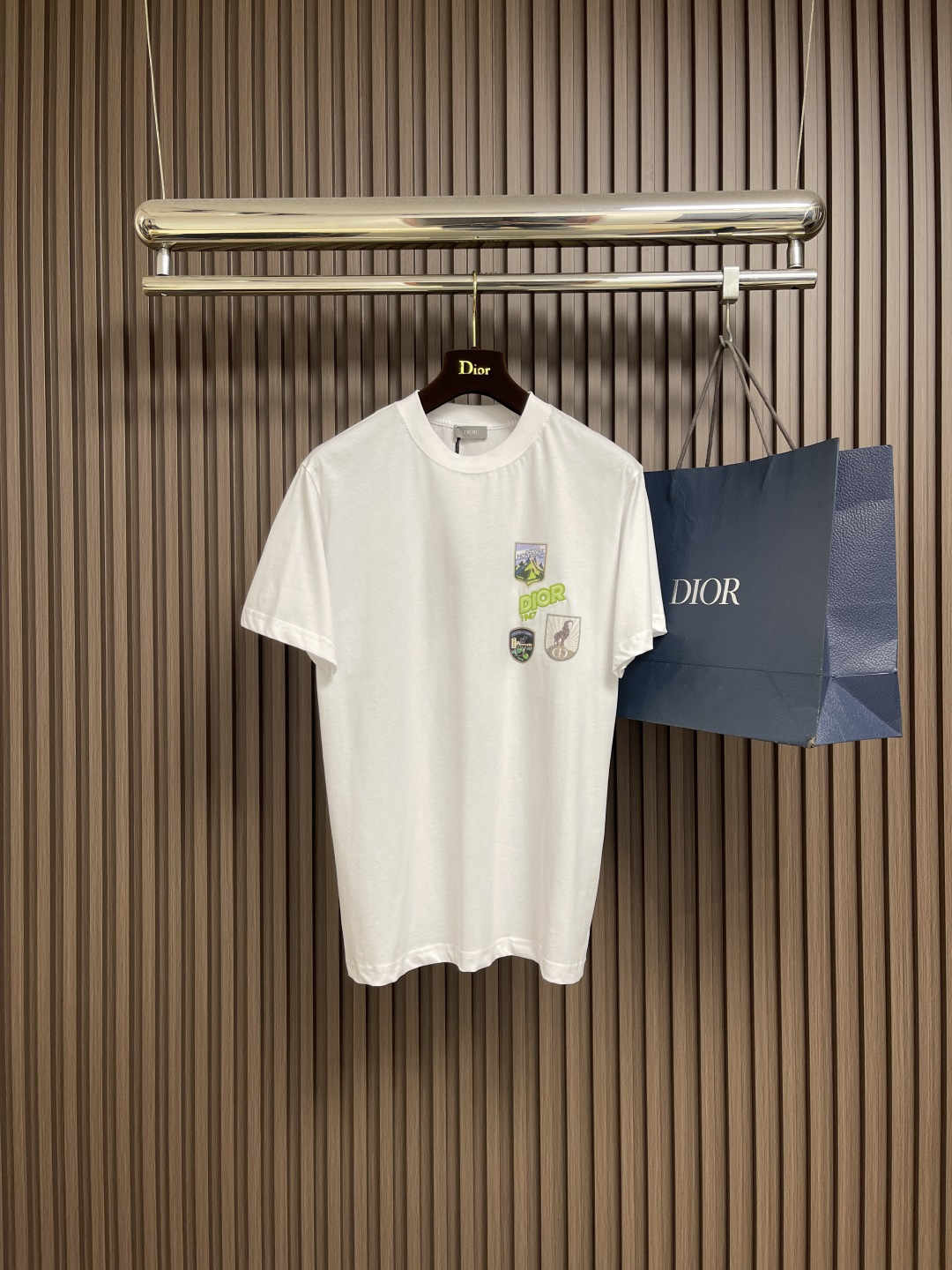 NO:572192,Dior embroidered patch short-sleeved T-shirt. This Dior Mountain T-shirt is a new product in the 2026 spring series. It is decorated with multi-color patches to show the mountain spirit and the classic Dior haute couture style logo inspired by the Dior archives. It is carefully made of white cotton jersey fabric and has a round neck design that can be matched with the series to create a sophisticated look. Sizes XS-L,, dior, T-shirt, tees, t-shirt, alexander wang19860909Dior 刺绣补丁短袖T恤,这款 Dior Mountain T 恤是二零二六春季系列新品,饰以多色补丁,展现高山精神和灵感源自Dior档案的Dior高订风格经典标识.采用白色棉质平纹针织面料精心制作,圆领设计,可与该系列的搭配,打造精致的造型.尺码XS-L,,dior,T-shirt,tees，t-shirt,alexander wang,Men's clothing