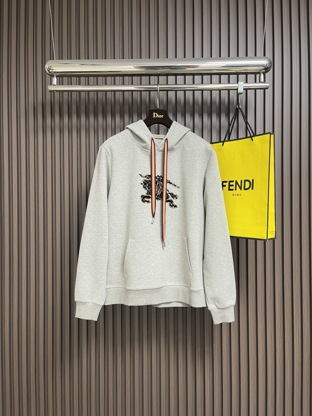 NO:572189,Burberry 2025Fw plaid war horse print hooded sweatshirt, made of heavy cotton velvet to create a loose three-dimensional silhouette, hooded design with drawstring  Easily enhance the street feel, modern craftsmanship, and pay tribute to the century-old legend. This hooded hood presents the iconic Burberry plaid with delicate flocking technology, which is rich to the touch and three-dimensional. The classic war horse logo on the chest protects the soul of the brand with exquisite embroidery technology and tells the immortal British style.  .The loose and comfortable cut is integrated into daily life without losing the luxurious style. It is an indispensable symbol of taste in the wardrobe. It can be matched with any other. One hat instantly enhances the trendy completion of the overall look. Easily wear the century-old British genes to create your own uninhibited style. Sizes M-3XL  Size M, length 67, bust 112, shoulder width 42.7, size L, length 68, bust 116, shoulder width 43.9   XL size, length 69, bust 120, shoulder width 45.1, 2XL size, length 70, bust 124, shoulder width 46.3, 3XL size, length 71, bust 128, shoulder width 47.5,,burberry,burberry,hoodie,sweatshirts,hats,alexander wang19860909Burberry 2025Fw 格纹战马印花连帽卫衣,以重磅棉绒打造宽松立体廓形 连帽设计搭配抽绳 轻松提升街头感,现代工艺,致敬百年传奇.这款带帽将标志性巴宝莉格纹以细腻植绒工艺呈现,触感丰盈,立体有型.胸前经典战马徽标,以精湛刺绣工艺守护品牌灵魂,诉说不朽的英伦风尚.宽松舒适的剪裁,融入日常却不失奢华格调,是衣橱中不可或缺的品味象征,搭配、皆可,一顶瞬间提升整体造型的潮流完成度.轻松将百年英伦基因穿出属于自己的不羁型格.尺码M-3XL M码衣长67 胸围112 肩宽42.7 L码 衣长68 胸围116 肩宽43.9 XL码 衣长69 胸围120 肩宽45.1 2XL码 衣长70 胸围124 肩宽46.3 3XL码 衣长71 胸围128 肩宽47.5,,burberry,burberry,hoodie,sweatshirts,hats,alexander wang,Men's clothing