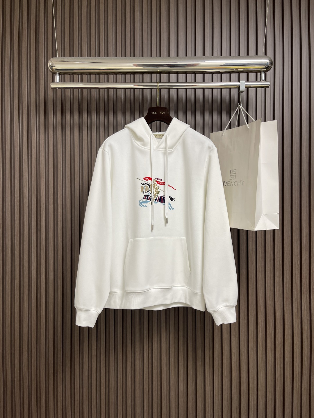 NO:572204,Burberry 2025Fw plaid war horse print hooded sweatshirt, made of heavy cotton velvet to create a loose three-dimensional silhouette, hooded design with drawstring  Easily enhance the street feel, modern craftsmanship, and pay tribute to the century-old legend. This hooded hood presents the iconic Burberry plaid with delicate flocking technology, which is rich to the touch and three-dimensional. The classic war horse logo on the chest protects the soul of the brand with exquisite embroidery technology and tells the immortal British style.  .The loose and comfortable cut is integrated into daily life without losing the luxurious style. It is an indispensable symbol of taste in the wardrobe. It can be matched with any other. One hat instantly enhances the trendy completion of the overall look. Easily wear the century-old British genes to create your own uninhibited style. Sizes M-3XL  Size M, length 67, bust 112, shoulder width 42.7, size L, length 68, bust 116, shoulder width 43.9   XL size, length 69, bust 120, shoulder width 45.1, 2XL size, length 70, bust 124, shoulder width 46.3, 3XL size, length 71, bust 128, shoulder width 47.5,,burberry,burberry,hoodie,sweatshirts,hats,alexander wang19860909Burberry 2025Fw 格纹战马印花连帽卫衣,以重磅棉绒打造宽松立体廓形 连帽设计搭配抽绳 轻松提升街头感,现代工艺,致敬百年传奇.这款带帽将标志性巴宝莉格纹以细腻植绒工艺呈现,触感丰盈,立体有型.胸前经典战马徽标,以精湛刺绣工艺守护品牌灵魂,诉说不朽的英伦风尚.宽松舒适的剪裁,融入日常却不失奢华格调,是衣橱中不可或缺的品味象征,搭配、皆可,一顶瞬间提升整体造型的潮流完成度.轻松将百年英伦基因穿出属于自己的不羁型格.尺码M-3XL M码衣长67 胸围112 肩宽42.7 L码 衣长68 胸围116 肩宽43.9 XL码 衣长69 胸围120 肩宽45.1 2XL码 衣长70 胸围124 肩宽46.3 3XL码 衣长71 胸围128 肩宽47.5,,burberry,burberry,hoodie,sweatshirts,hats,alexander wang,Men's clothing