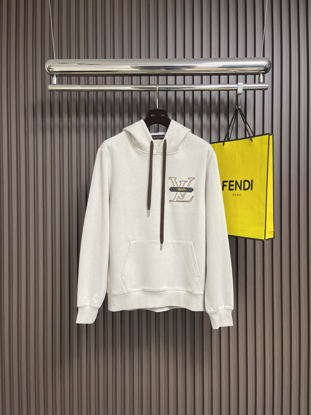 NO:651437,LV  2025SS early autumn logo printed casual hooded sweatshirt, 25 new early autumn sports and casual hoodie, a versatile basic style for commuting, with excellent color matching, reinterpreting the fashion aesthetics of donkey v. Customer-supplied plain knitted cotton fabric, you can feel the difference in feel and drape, it has the drape of air layer fabric and cotton texture  Soft features. Double-ended chiseled metal zipper placket + knitted screw tops are neat and detailed, highlighting the retro sports style and adding charm. The slightly loose version is more suitable for matching various trendy fashion styles. The logo printing highlights the modern tailoring technology and the unique charm of the brand. The color is uniform and bright, and the texture is comfortable and breathable to interpret the retro sports style.  Sizes M-3XL M size Length 67 Bust 112 Shoulder width 42.7 Large Length 68 Bust 116 Shoulder width 43.9  Shoulder width 47.5,,louis vuitton,louis vuitton,hoodie,sweatshirts,hats,alexander wang19860909LV 2025SS早秋标识印花休闲连帽卫衣,25早秋新款运动休闲连帽衫,百搭通勤的基础款,气质绝佳的配色,重新演绎驴v的时尚美学.客供平纹针织棉面料,手感及垂坠感就可以感受到不一样,拥有空气层面料的垂感以及棉质的柔软特性.双头凿刻金属拉链开襟＋针织螺口工整细致严密,突显复古运动风范增添魅力.微宽松版型更为适合搭配各种潮流时尚造型.标识印花彰显现代裁剪工艺及品牌的独特魅力,色泽均匀艳丽,质感舒适透气演绎复古运动风范．尺码M-3XL M码衣长67 胸围112 肩宽42.7 L码 衣长68 胸围116 肩宽43.9 XL码 衣长69 胸围120 肩宽45.1 2XL码 衣长70 胸围124 肩宽46.3 3XL码 衣长71 胸围128 肩宽47.5,,louis vuitton,louis vuitton,hoodie,sweatshirts,hats,alexander wang,Men's clothing