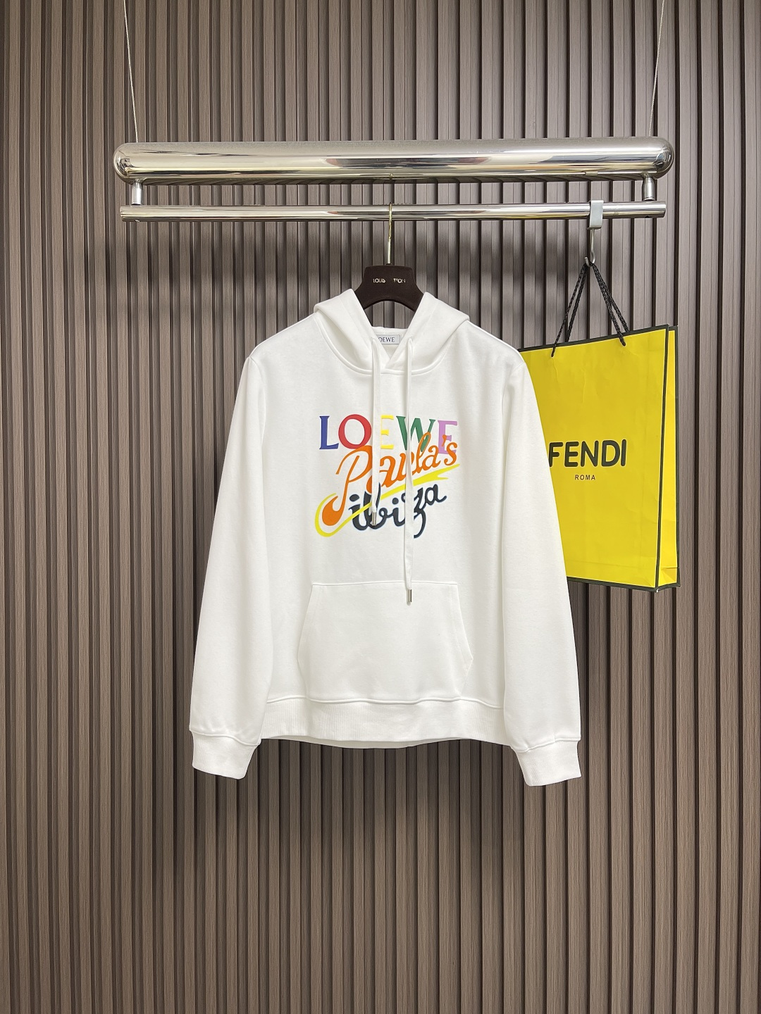 NO:573321,Loewe printed hooded sweatshirt, custom-dyed high-count cotton sweatshirt base fabric, as delicate as silk, comfortable and close to the skin, with deep and restrained colors as the main tone, like a clear spring in a quiet forest, eye-catching LOEWE printing as an embellishment, declaring the brand's nobility with bold design, instantly becoming the focus of the visual, showing luxurious style, imported starch discharge printing. Use discharge agent to print on the dyed fabric, destroy the dye, and form a pattern printing process.  Colorful patterns are printed while discharge dyeing. The lines are clear. The patterns are fine. The color fastness is strong. The fabrics have been washed. The texture is better. Not easy to deform. Not easy to shrink. Not easy to fade. Maintain long-term beauty. Size M-3XL. Size M, length 67, bust 112, shoulder width 42.7, size L, length 68, bust 116, shoulder width 43.9   XL size, length 69, bust 120, shoulder width 45.1, 2XL size, length 70, bust 124, shoulder width 46.3, 3XL size, length 71, bust 128, shoulder width 47.5,,loewe,hoodie,sweatshirts,hats,alexander wang19860909Loewe 印花连帽卫衣,定染高支全棉卫衣基布 细腻如丝 舒适贴肤 以深沉而内敛的色系为主调 宛如静谧森林中一泓清泉 醒目的LOEWE印花作点缀 以大胆的设计宣告着品牌的尊贵 瞬间成为视觉焦点 尽显奢华风范,进口浆彩拔印花 用拔染剂印在已经染色的织物上 将染料破坏 形成花纹的印花工艺 在拔染的同时印上彩色图案 线条清晰 图案精细 色牢度强,面料都经过浇洗 手感质感更佳 不易变形 不易缩水 不易褪色 保持长久的美观 尺码M-3XL M码衣长67 胸围112 肩宽42.7 L码 衣长68 胸围116 肩宽43.9 XL码 衣长69 胸围120 肩宽45.1 2XL码 衣长70 胸围124 肩宽46.3 3XL码 衣长71 胸围128 肩宽47.5,,loewe,hoodie,sweatshirts,hats,alexander wang,Men's clothing