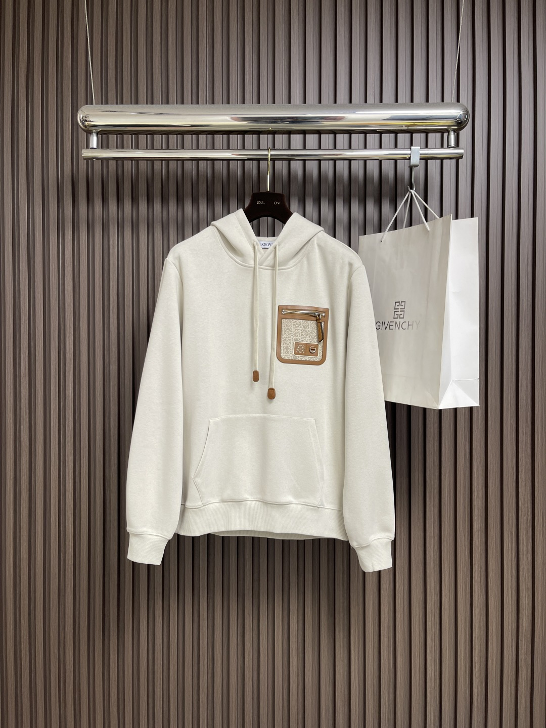 NO:651449,loewe 2025fw new autumn and winter micro-label drawstring hooded sweatshirt. Warm, comfortable and easy to wear in autumn and winter. Stiff and stylish. The hooded pullover sweatshirt is oversized and has a wide style that is easy to put on and take off. It is stylish and relaxed. It adds youthful vitality to the overall shape. Sizes M-3XL. M size, length 67, bust 112, shoulder width 42.7, size L, length 68, bust 116, shoulder width 43.9, size XL  Length 69, bust 120, shoulder width 45.1, 2XL, length 70, bust 124, shoulder width 46.3, size 3XL, length 71, bust 128, shoulder width 47.5,,loewe,versace,hoodie,sweatshirts,hats,alexander wang19860909loewe 2025fw秋冬新款 微标抽绳连帽卫衣 秋冬保暖舒适好穿 挺括有型 连帽套头卫衣版型 oversized宽大风格穿脱方便 松髦松弛 为整体造型增添了青春活力 尺码M-3XL M码衣长67 胸围112 肩宽42.7 L码 衣长68 胸围116 肩宽43.9 XL码 衣长69 胸围120 肩宽45.1 2XL码 衣长70 胸围124 肩宽46.3 3XL码 衣长71 胸围128 肩宽47.5,,loewe,versace,hoodie,sweatshirts,hats,alexander wang,Men's clothing