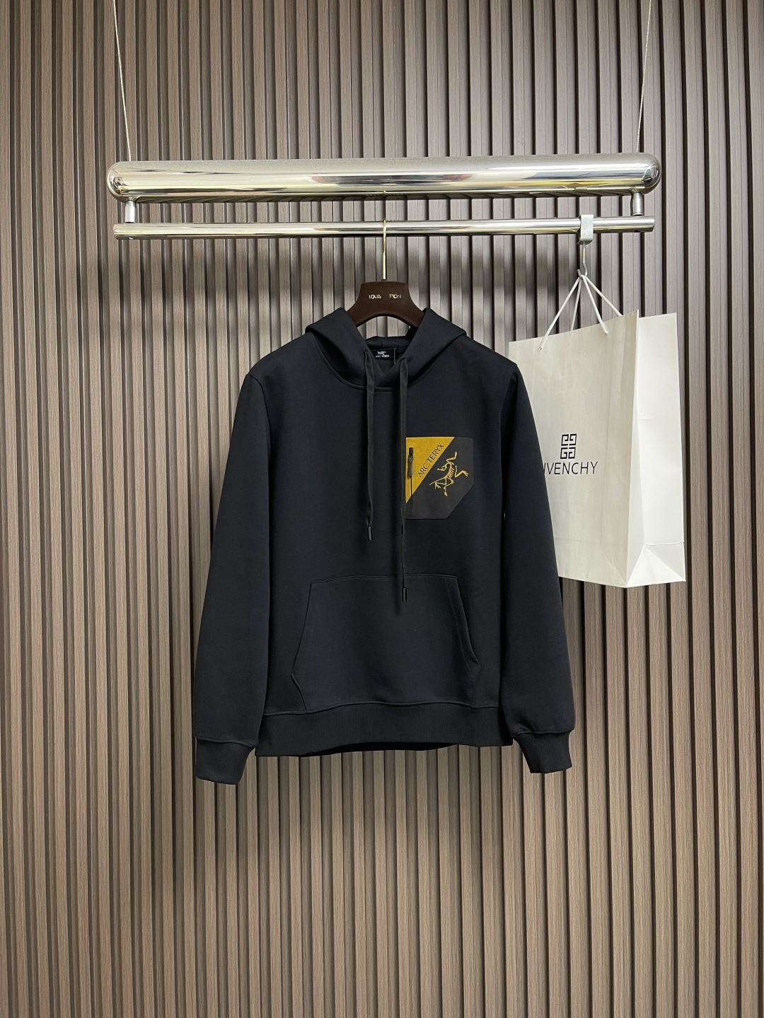 NO:656764,Arcteryx 2025SS new autumn and winter hooded sweatshirt for couples with printed logo on the chest, original fabric. The fabric is made of 400g double-ply large terry fabric. It feels very comfortable, fashionable and personalized. It is a super versatile and good-looking sweatshirt, very suitable for both men and women. A must-have for everyone. Size M-3XL  Shoulder width 43.919860909Arcteryx 始祖鸟2025SS秋冬新款胸前印花logo情侣款连帽卫衣,原版面料 面料采用400g双股大毛圈面料 手感非常舒服,时尚又个性 超级百搭好看的一款卫衣,男女都非常合适 人手必备款 .尺码M-3XL M码衣长67 胸围112 肩宽42.7 L码 衣长68 胸围116 肩宽43.9 XL码 衣长69 胸围120 肩宽45.1 2XL码 衣长70 胸围124 肩宽46.3 3XL码 衣长71 胸围128 肩宽47.5,arc'teryx,hoodie,sweatshirts,hats,alexander wang,Men's clothing