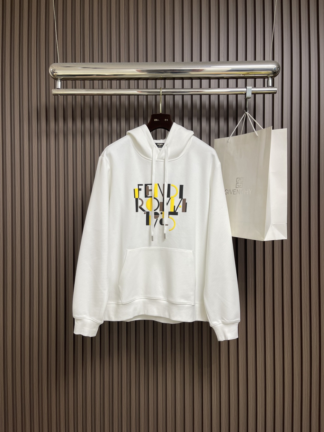 NO:572201,Fendi 2025Fw  The hooded sweatshirt with contrasting color splicing and foam letter printing is made of high-quality fabrics and has a surface fluff treatment. It bids farewell to the stiffness of ordinary cotton and is more skin-friendly when worn close to the body. The fluff stores still air, effectively reducing body temperature differences, bringing continuous warmth. The texture is thick and not easy to collapse. The upper body is stylish and avoids bloat.  The chest is made of FENDI's latest pattern using this year's most popular puff glue technology. Say goodbye to the monotony of flat printing and welcome the tactile revolution. The puff glue technology gives each pattern a full three-dimensional life, a touchable relief, and a three-dimensional soul. Size M-3XL  Size M, length 67, bust 112, shoulder width 42.7, size L, length 68, bust 116, shoulder width 43.9, size XL, length 69, bust 120, shoulder width 45.1, size 2XL   Length 70, bust 124, shoulder width 46.3, size 3XL, length 71, bust 128, shoulder width 47.5, fendi, hoodie, sweatshirts, hats, alexander wang19860909Fendi 2025Fw 撞色拼接发泡字母印花连帽卫衣,采用优质面料,表面绒毛处理,告别普通棉料的生硬感,贴身穿着更亲肤.绒毛储存静止空气,有效减少体感温差,带来持续温暖,质感厚重,不易软塌,上身有型,避免臃肿.胸口以FENDI最新的图案采用今年最为流行的泡芙胶工艺制作而成,告别平面印花的单调,迎接触感革命.泡芙胶工艺,让每一个图案都拥有饱满立体的生命,触得到的浮雕,立体化的灵魂.尺码M-3XL M码衣长67 胸围112 肩宽42.7 L码 衣长68 胸围116 肩宽43.9 XL码 衣长69 胸围120 肩宽45.1 2XL码 衣长70 胸围124 肩宽46.3 3XL码 衣长71 胸围128 肩宽47.5,,fendi,hoodie,sweatshirts,hats,alexander wang,Men's clothing