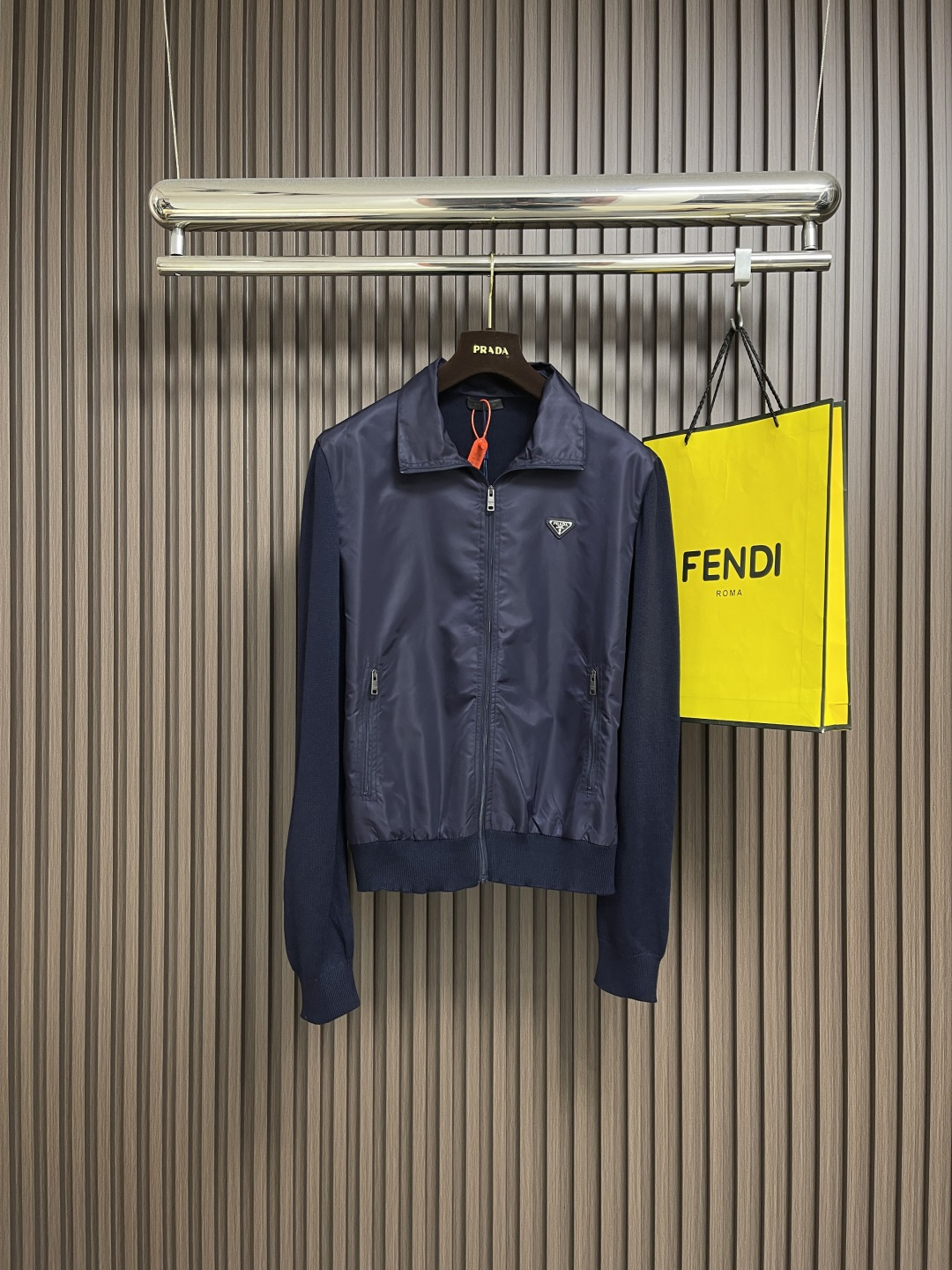 NO:573312,Prada triangle logo knitted splicing nylon jacket, customized twill light nylon covering and custom-woven mercerized wool blended knitted fabric. Soft, delicate, comfortable and close to the skin. Use deep navy blue as the ink and splicing as the pen to harmoniously coexist. The iconic enameled triangle metal logo embellishment highlights the elegance and nobility of the brand. Use splicing design to deconstruct classics. When the gentleness of wool meets the sharpness of Re-Nylon  Revealing a flexible and relaxed beauty, full of tactile layering, the ultimate sense of high-end, it is the details hidden in restraint. The imported infrared machine is used to position the 'Prada triangle mark' more accurately. It is firm and strong. Seamless splicing is made with fine workmanship. The fabric pieces are connected together through specific sewing and weaving techniques, so that there are almost no traces of the splicing. The splicing effect is beautiful and neat. Template machine to open the bag.   Preset templates guide the position, shape and size of the bag opening. The accuracy ensures the quality of the bag opening effect. Sizes 48-54 S-XL,, prada, jackets & coats, jackets & coats, alexander wang19860909Prada 三角标针织拼接尼龙外套夹克,定制斜纹光感尼龙覆料 以及定织丝光羊毛混纺针织料 柔软细腻 舒适贴肤 以深邃的藏蓝为墨 以拼接为笔 和谐共生 标志性涂珐琅三角形金属徽标点缀 彰显品牌的优雅与高贵 用拼接设计解构经典 当羊毛的温柔邂逅Re-Nylon的锋芒 流露一股柔韧的松弛美 触觉的层次感拉满 高级感的终极 是藏在克制里的细节 采用进口专机红外线定位'Prada三角标'位置更为精准 牢固结实 无缝拼接精工细做 将织片通过特定的缝制 编织手法连接在一起的工艺 使拼接处几乎看不出痕迹 拼接效果美观且整洁 模版机开袋 预设的模板来指导开袋的位置 形状和大小 精确性确保了开袋效果质量.尺码48-54 S-XL,,prada,jackets & coats,jackets & coats,alexander wang,Men's clothing