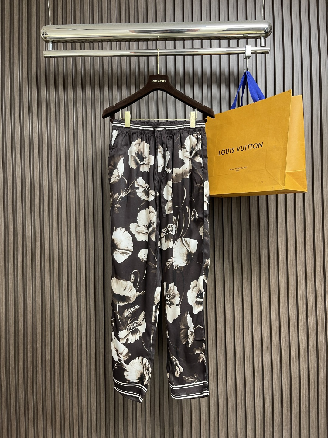 NO:573305,Tops and pants DG Dolce & Gabbana's new long-sleeved shirt and trousers suit. This suit vividly interprets the elegant essence of the brand and plays with sophisticated modern looks. Shell printed shirt, fabric technology mulberry silk, this item may have differences in printing position, which is the unique feature of Dolce&Gabbana's 'handmade skills'. Size 39-40-41-42  S-XL,,Dolce&Gabbana,Dolce&Gabbana,shirts,alexander wang19860909上衣 裤子 DG DolceGabbana杜嘉班纳新款长袖衬衫长裤套装,这款套装生动演绎品牌雅致精髓,玩转考究摩登造型.贝壳印花衬衫,面料科技桑蚕丝,本单品可能出现印花位置差异,这是Dolce&Gabbana'手工技艺'的独有特色.尺码39-40-41-42 S-XL,,Dolce&Gabbana,Dolce&Gabbana,shirts,alexander wang,Men's clothing