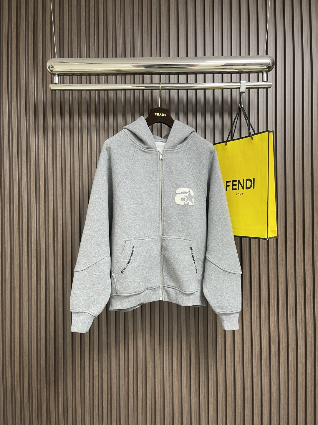 NO:651430,Alexander wang 2025FW new autumn and winter hooded zipper long-sleeved sweatshirt, made of customized cotton fabrics, exclusive custom-woven and dyed pure cotton materials, logo patch embroidery technology, super heavy work!  !  Soft and comfortable!  The upper body effect is full of tone!  Sizes M-3XL Size M Sleeve length 78 Bust 138 Clothes length 64 Large Sleeve length 79 Bust 142 Clothes length 66  Length 72,,hoodie,sweatshirts,hats,alexander wang19860909Alexander wang 2025FW秋冬新款连帽拉链长袖卫衣,采用定制棉质面料,独家定织定染纯棉料,logo贴布刺绣工艺,超级重工！！柔软舒适！上身效果腔调十足！尺码M-3XL M码 袖长78胸围138 衣长64 L码 袖长79胸围142 衣长66 XL码袖长80胸围146 衣长68 2XL码 袖长81 胸围150 衣长70 3XL码 袖长82 胸围154 衣长72,,hoodie,sweatshirts,hats,alexander wang,Men's clothing