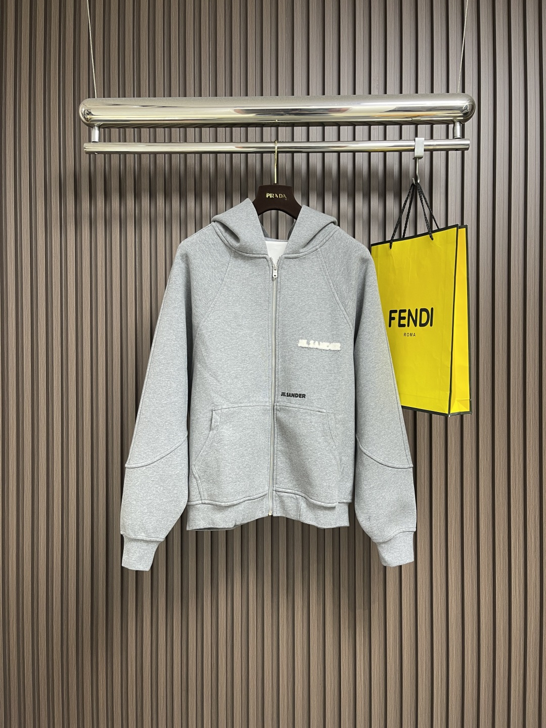 NO:651424,JIL SANDER couple's logo micro-profile hooded zipper sweatshirt comes from the originator of minimalist ready-to-wear. This brand is so willful that all designs are minimalist. Even if it caters to the trend, it does not lose its minimalist self. It keeps the design to the simplest and maximizes the design. The aura that comes with it defines what 'minimalism' is. It can be said to be very JIL  SANDER style, signature and classic, must be released every season. It is so simple and straightforward that it seems to be responsible for brand promotion, but it has attracted countless fans and has become a tool for fashionistas. It has ribbed cuffs, large dropped shoulders, contoured version, and oversize laziness. It can be worn alone or layered and mixed. It has its own style and is very casual. Sizes M-3XL  Clothes length 6619860909JIL SANDER 情侣款logo微廓型连帽拉链卫衣,出自极简派成衣的鼻祖,这个任性到什么设计都要极简,就算迎合潮流趋势,也不失去极简自我的品牌,把设计做到最简,并且把设计做到最大,骨子里自带的气场定义了何谓“极简主义”.可以说非常JIL SANDER范儿,招牌且经典,每一季必出,简单直白到犹如品牌宣传担当,但就是圈粉无数,成了时髦精们的刷街利器,罗纹收口,大落肩,廓形版,oversize的慵懒感,单穿或叠穿混搭都自成风格,很随性.尺码M-3XL M码 袖长78胸围138 衣长64 L码 袖长79胸围142 衣长66 XL码袖长80胸围146 衣长68 2XL码 袖长81 胸围150 衣长70 3XL码 袖长82 胸围154 衣长72,,jil sander,versace,hoodie,sweatshirts,hats,alexander wang,Men's clothing