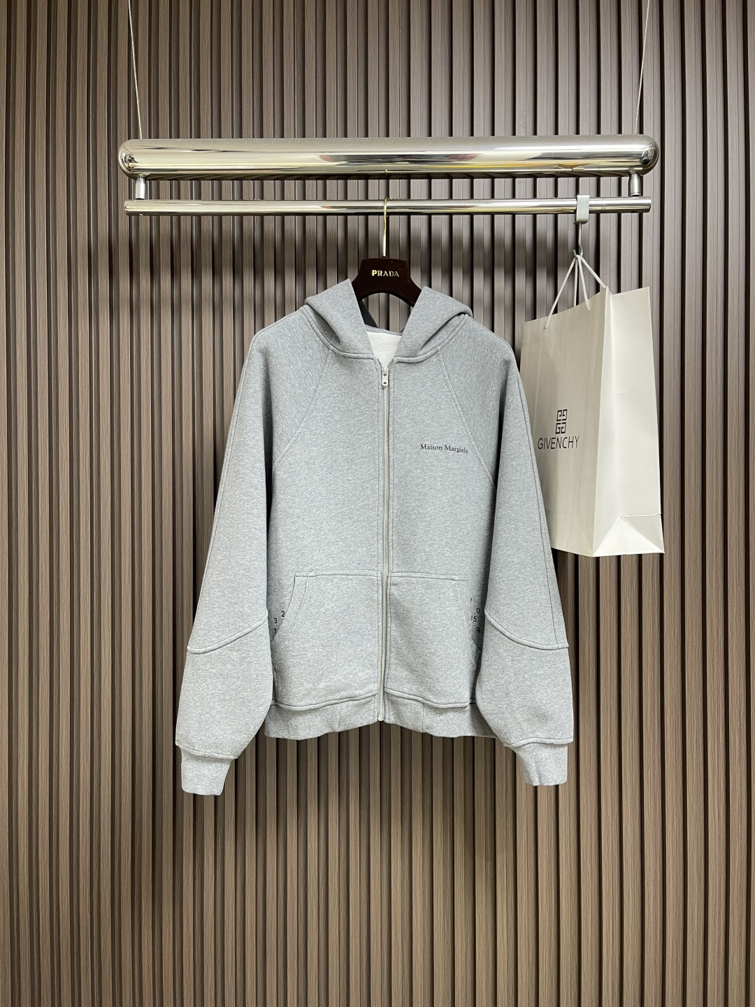 NO:651455,maison margiela MM6 2025fw early autumn new logo logo hooded sweatshirt. High-end double-ply pure cotton 400g heavyweight fabric. Customized stretch ribs are dyed in the same vat. Three standards are complete. Same style for men and women. Sizes M-3XL. M size. Sleeve length 78. Bust 138. Length.  Length 68 2XL Sleeve 81 Bust 150 Length 70 3XL Sleeve 82 Bust 154 Length 72,, masion margiela, masion margiela, hoodie, sweatshirts, hats, alexander wang19860909maison margiela 马吉拉 MM6 2025fw早秋新款logo标识连帽卫衣 高端双股纯棉400g重磅面料 定制拉架罗纹同缸同染 三标齐全 男女同款.尺码M-3XL M码 袖长78胸围138 衣长64 L码 袖长79胸围142 衣长66 XL码袖长80胸围146 衣长68 2XL码 袖长81 胸围150 衣长70 3XL码 袖长82 胸围154 衣长72,,masion margiela,masion margiela,hoodie,sweatshirts,hats,alexander wang,Men's clothing