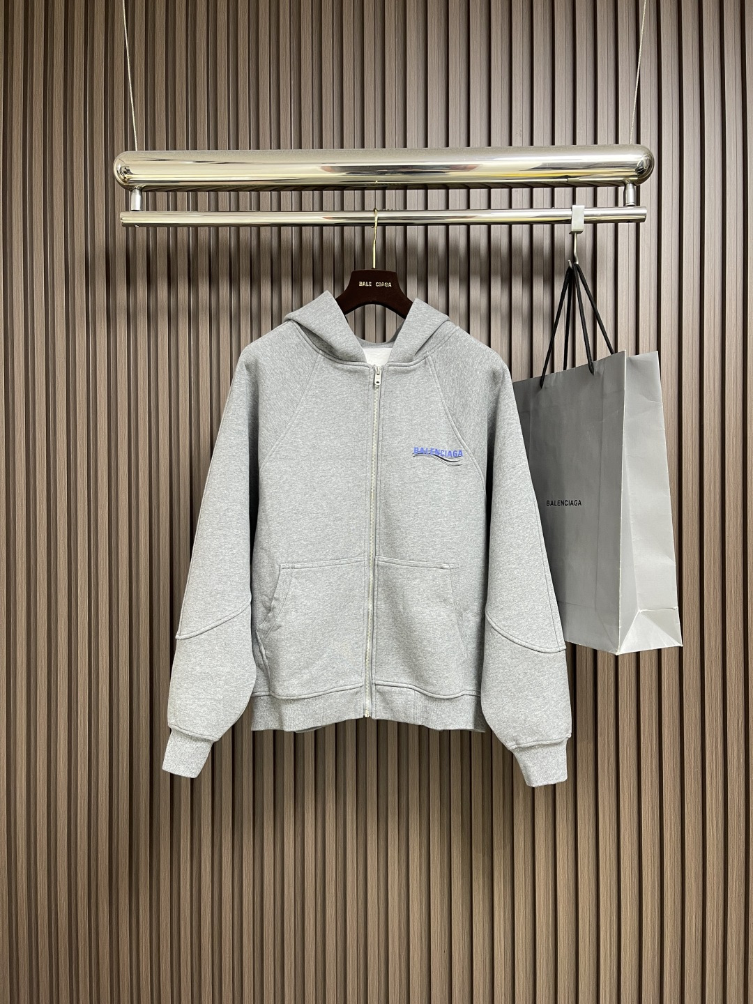 NO:651409,BALENCIAGA Balenciaga logo printed zipper hooded sweatshirt, custom-woven 420G heavyweight fish scale terry fleece processing, dyed and matched with ribbing, front and rear thick version elliptical machine screen printing, printing test 6 versions to determine the film size, elliptical machine positioning screen printing, thick version glue has no color difference, the details are destroyed by the garment washing grinding wheel, and the inner real pocket design has not been ignored; no changes to the version os  Oversized silhouette cut, the material is very solid and truly has no color difference. The thick version of the film and the size comparison are exactly the same. Sizes M-3XL M size Sleeve length 78 Bust 138 Clothing length 64 L size Sleeve length 79 Bust 142 Clothing length 66  Sleeve length 82, bust 154, dress length 72,,balenciaga,balenciaga,hoodie,sweatshirts,hats,alexander wang19860909BALENCIAGA 巴黎世家logo标识印花拉链连帽卫衣,定织420G重磅鱼鳞毛圈面料抓绒处理,订染并配套罗纹,前后幅厚版椭圆机丝网印花 印花打样测试6版 确定菲林尺寸 椭圆机定位丝网印花 厚版胶浆无色差,成衣水洗砂轮打磨破坏细节,内里真口袋设计并未忽略； 版型没有任何改动 os 超大廓形剪裁,用料非常扎实并真正做到无色光色差 厚版的菲林及尺寸对比完全一致.尺码M-3XL M码 袖长78胸围138 衣长64 L码 袖长79胸围142 衣长66 XL码袖长80胸围146 衣长68 2XL码 袖长81 胸围150 衣长70 3XL码 袖长82 胸围154 衣长72,,balenciaga,balenciaga,hoodie,sweatshirts,hats,alexander wang,Men's clothing