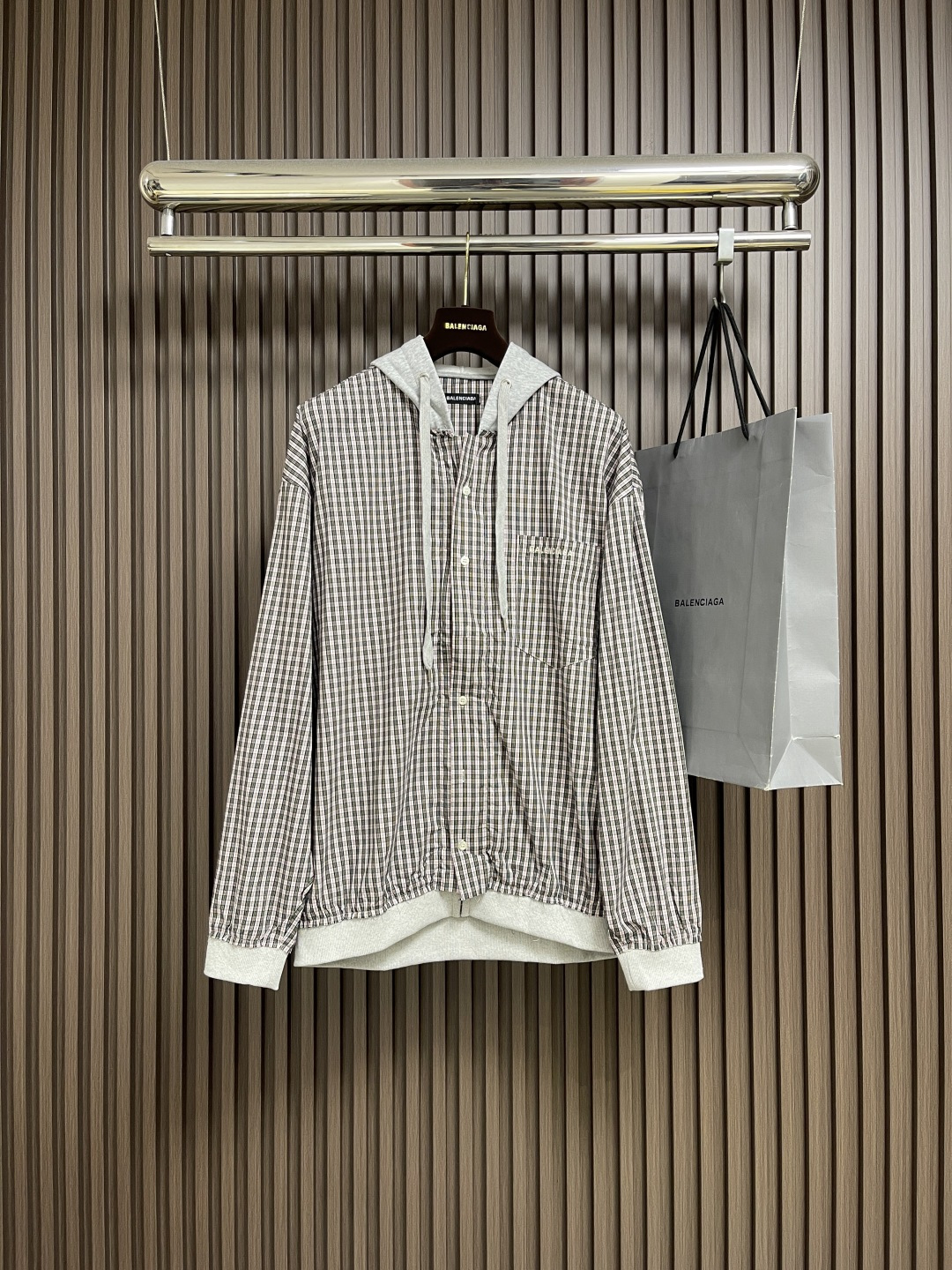 NO:651438,Balenciaga spliced plaid hooded jacket, the fabric is made of custom-dyed high-density plaid fabric. The minimum order quantity is 1000 meters of threaded splicing knitted fabric. The minimum order quantity is 8 pieces of cloth. The buttons are first-class shell buckles. Mold opening and engraving. The shell buckle cost is 2.5 (different from ordinary buckles in the market). The zippers are made of authentic silver zippers. Mold opening and customization. The embroidery is imported Tajima embroidery. Precise operation of grid alignment.  The overall wiring is straight and delicate, the fabric is comfortable and soft, and the color is consistent without color difference. It can be matched with the same style to create a fashionable look and control various occasions. Customized accessories, complete with three standards, same style for men and women!  Sizes S-XL,,balenciaga,jackets & coats,hats,alexander wang19860909Balenciaga 拼接格纹连帽外套,面料采用订染高密格纹面料起订量1000米螺纹拼接针织面料8条布起订纽扣选用的是一级贝壳扣 开模刻字 贝壳扣成本去到2.5（区别市场普通扣）拉链采用真古银拉链 开模定制 绣花采用进口田岛刺绣 精密操作 对格对位 整体走线平直细腻,面料舒适柔软,颜色一致无色差,能与同款搭配营造时尚造型,驾驭各种场合,定制辅料,三标齐全,男女同款！尺码S-XL,,balenciaga,jackets & coats,hats,alexander wang,Men's clothing