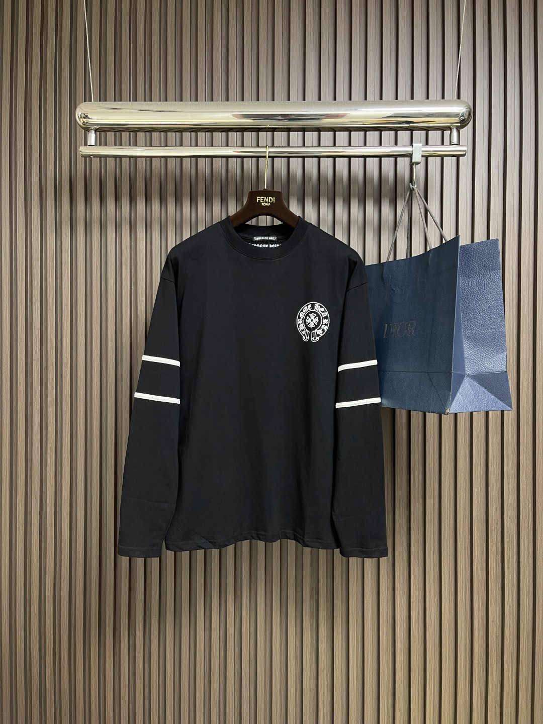 NO:573299,CH Crow Heart 2025SS Autumn Horizontal Letters Long Sleeve T-shirt, unlocking a new code for men’s and women’s fashion. If you want to easily stand out in the crowd, this horizontal stripe lettering men’s and women’s fashion is definitely your best choice!  The classic horizontal stripe element is simple yet stylish, as if it comes with a retro filter, adding a sense of spontaneity to the overall look. The unique letter print design, either playful or cute, or individualistic, instantly breaks the monotony and highlights a unique fashion attitude. The same design for men and women breaks the trend  No matter gender boundaries, whether you are a couple going out or gathering with friends, they can easily match each other to create a sense of tacit understanding. High-quality fabrics are soft and skin-friendly, have good breathability, and are comfortable to wear without burden, allowing you to enjoy fashion while also having an excellent wearing experience. Sizes S-XL, chrome  hearts,tees,t-shirt,alexander wang19860909CH 克罗心2025SS秋季横条字母长袖T恤,解锁男女时尚新密码想要在人群中轻松脱颖而出,这款横条字母男女时尚绝对是你的不二之选！经典横条元素,简约又不失格调,仿佛自带复古滤镜,为整体造型增添了一份随性自在.独特的字母印花设计,或俏皮可爱,或个性张扬,瞬间打破单调,彰显出与众不同的时尚态度.男女同款的设计,打破了性别界限,无论是情侣出街还是朋友聚会,都能轻松搭配出默契感.优质的面料,柔软亲肤,透气性佳,穿着舒适无负担,让你在享受时尚的同时,也能拥有极佳的穿着体验.尺码S-XL,,chrome hearts,tees，t-shirt,alexander wang,Men's clothing