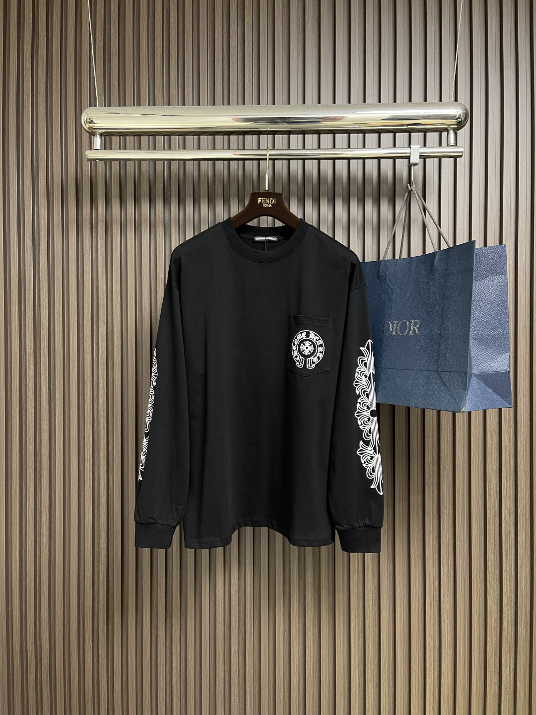 NO:573323,CH Chrome Hearts' new sleeve-arm printed long-sleeved T-shirt, heavyweight 340g double yarn fabric, four flower positions on the front, back and left. Wash the whole garment twice. Heavy fabric. The neckline is made of icy Solona. Loose fit. Deep, wide and stylish. No deformation or shrinkage. Sizes S-XL,,chrome hearts,tees,t-shirt,alexander wang19860909CH 克罗心新款袖臂印花长袖T恤,重磅340克双纱面料 前后左右四个花位 整衣洗水两遍 重磅面料 领口采用冰感索罗娜 宽松版型 偏深挺阔有型 不变形不缩水.尺码S-XL,,chrome hearts,tees，t-shirt,alexander wang,Men's clothing