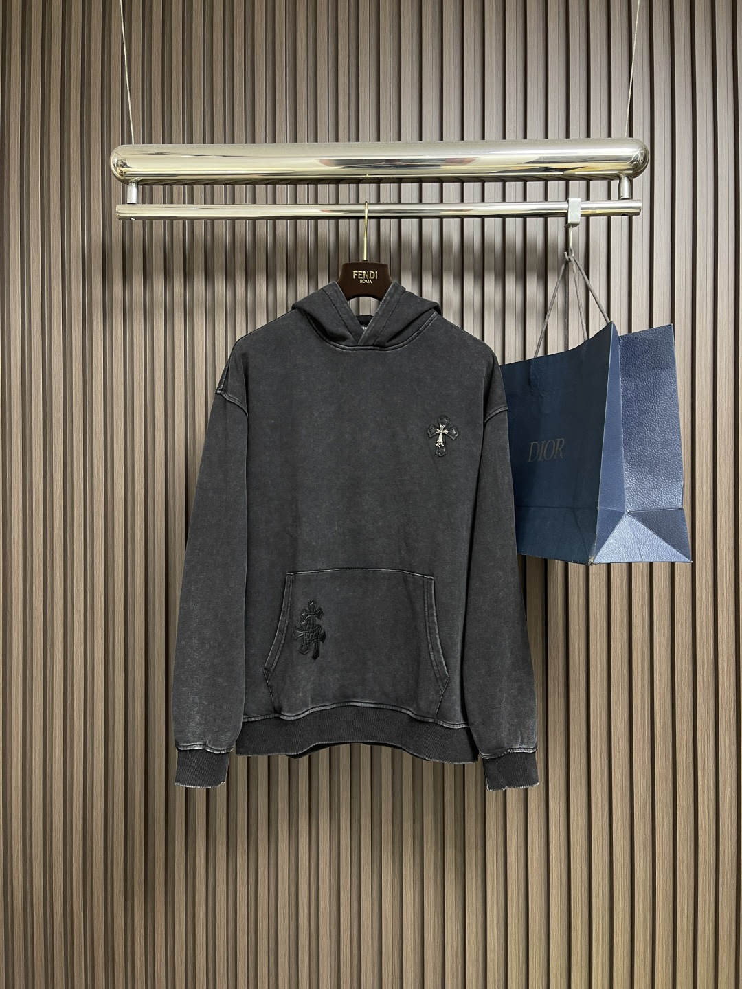 NO:573325,CH Come Hearts 2025FW new washed and hot diamond horseshoe couple casual hooded sweatshirt, leather embroidered hardware craftsmanship!  Customized fabric 420g terry fabric!  The original line is consistent!  Sleeve matching technique. Sizes S-XL,,chrome hearts,hoodie,sweatshirts,hats,alexander wang19860909CH Come Hearts 克罗心 2025FW新款水洗烫钻马蹄情侣休闲连帽卫衣,皮绣五金工艺！定制面料420克克毛圈面料！原版一致走线！袖隆对版手法.尺码S-XL,,chrome hearts,hoodie,sweatshirts,hats,alexander wang,Men's clothing