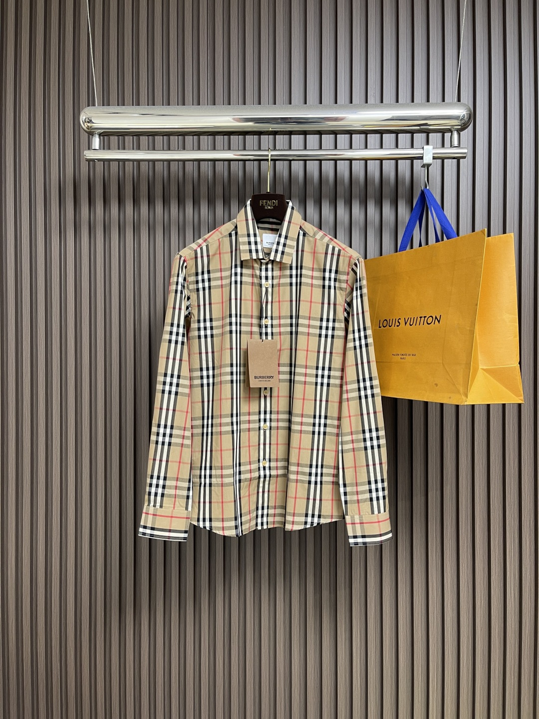 NO:651450,Burberry retro poplin plaid classic medium plaid shirt!  Classic style shirts look good no matter how you wear them. Burberry Village Clothes pays great attention to quality. The classic styles are popular every year and are suitable for all ages. They are produced by professional shirt OEMs!  Each piece is strictly hand-cut to ensure that the pattern of the clothes matches the pattern!  The pattern is high-end and classy. It is made of pure cotton with Burberry plaid pattern. The royal fabric has a fine texture and a silky feel. After repeated processing through multiple processes, it is anti-wrinkle, stereotyped, and never fades. It has a first-class feel and texture, is close-fitting and comfortable, breathable and soft!  Original factory customized logo buckle, connoisseurs will know the quality of the materials after using it!  The body is made of eye-catching gradient plaid cotton fabric, which is soft, delicate, comfortable, breathable and skin-friendly. The small pointed collar is slim and has a versatile British style. The upper body effect is great, and it is a popular style!  Size M-3XL,,burberry,burberry,shirts,alexander wang19860909Burberry 复古府绸格纹经典中格衬衫！经典版型衬衫怎么穿都好看,巴宝莉村衣很讲究品质,经典的款式每年都是爆款适合各个年龄,专业的衬衫代工厂出品！每件都严格手工裁剪,保证衣服格纹对格！对格对条高端大气上档次,客供巴宝莉格纹纯棉材质,御用面料织纹细腻手感丝滑,经过多重工艺反复处理,抗皱,定型,永不褪色,手感质感一流,贴身舒适,透气柔软！原厂定制logo扣,行家上手便知用料的好坏！衣身吸睛渐变格纹棉面料,柔软细腻舒爽透气亲肤,小尖领修身气质百搭英伦风,上身效果超赞,百搭爆款！尺码M-3XL,,burberry,burberry,shirts,alexander wang,Men's clothing