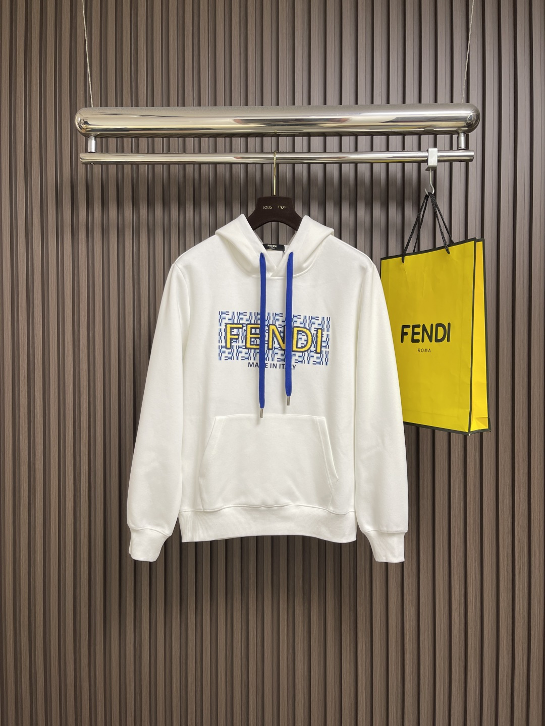 NO:573324,Fendi 2025ss new hooded sweatshirt.  Clean version recommended.  Exquisite logo embroidery on the chest.  Simple and advanced without being verbose!  Heavy industry 3D embroidery.  380g terry sweatshirt. Size M-3XL M size Length 67 Bust 112 Shoulder width 42.7 L size Length 68 Bust 116 Shoulder width 43.9  Shoulder width 47.5, fendi, hoodie, sweatshirts, hats, alexander wang19860909Fendi 2025ss新款连帽卫衣．净版推荐．胸口精致logo绣花．简单高级不啰嗦！重工3d立体刺绣．380g毛圈卫衣.尺码M-3XL M码衣长67 胸围112 肩宽42.7 L码 衣长68 胸围116 肩宽43.9 XL码 衣长69 胸围120 肩宽45.1 2XL码 衣长70 胸围124 肩宽46.3 3XL码 衣长71 胸围128 肩宽47.5,,fendi,hoodie,sweatshirts,hats,alexander wang,Men's clothing