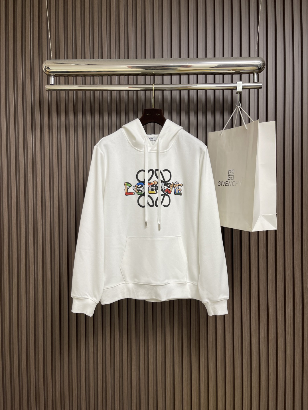 NO:573309,LOEWE 2025ss autumn and winter new product logo cartoon foam printed hooded sweatshirt, made of original fabrics supplied by customers, the upper body is soft, comfortable and skin-friendly. Evergreen classic style, an indispensable item for the wardrobe. Factory quality details are in place. Sizes M-3XL M size, length 67, bust 112, shoulder width 42.7, size L, length 68, bust 116, shoulder width 43.9, size XL, length 69, bust 120  Shoulder width 45.1 2XL length 70 Chest 124 Shoulder width 46.3 3XL length 71 Chest 128 Shoulder width 47.5,,loewe,hoodie,sweatshirts,hats,alexander wang19860909LOEWE 2025ss秋冬新品 logo卡通发泡印花连帽卫衣,采用客供原版面料,上身柔软舒适亲肤.常青经典款式,衣橱不可或缺的单品.大厂品质细节把控到位 尺码M-3XL M码衣长67 胸围112 肩宽42.7 L码 衣长68 胸围116 肩宽43.9 XL码 衣长69 胸围120 肩宽45.1 2XL码 衣长70 胸围124 肩宽46.3 3XL码 衣长71 胸围128 肩宽47.5,,loewe,hoodie,sweatshirts,hats,alexander wang,Men's clothing