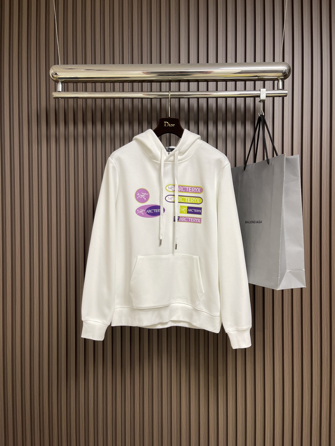 NO:573301,Arcteryx 2025 SS new autumn and winter hooded sweatshirt for couples with printed logo on the chest, original fabric. The fabric is made of 400g double-ply large terry fabric. It feels very comfortable, fashionable and personalized. It is a super versatile and good-looking sweatshirt, very suitable for both men and women. A must-have for everyone. Size M-3XL  Shoulder width 43.919860909Arcteryx 始祖鸟2025SS秋冬新款胸前印花logo情侣款连帽卫衣,原版面料 面料采用400g双股大毛圈面料 手感非常舒服,时尚又个性 超级百搭好看的一款卫衣,男女都非常合适 人手必备款 尺码M-3XL M码衣长67 胸围112 肩宽42.7 L码 衣长68 胸围116 肩宽43.9 XL码 衣长69 胸围120 肩宽45.1 2XL码 衣长70 胸围124 肩宽46.3 3XL码 衣长71 胸围128 肩宽47.5,arc'teryx,hoodie,sweatshirts,hats,alexander wang,Men's clothing