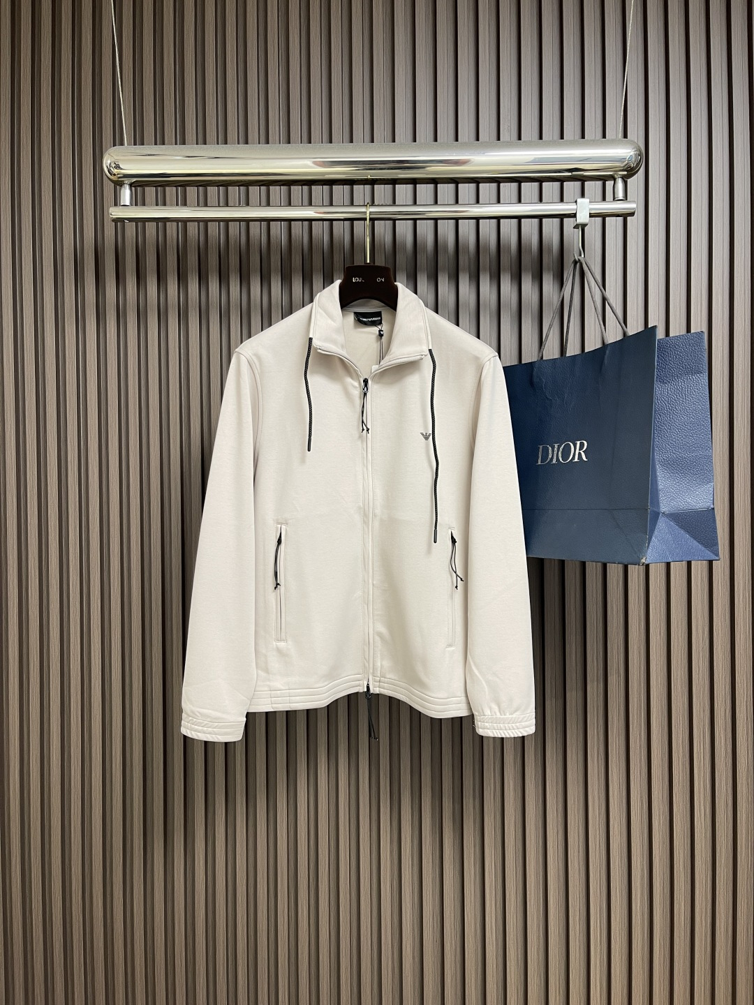 NO:651491,The complete set of EA's classic stand-up collar zipper jacket, sweatshirt and sweatpants suit is a must-have for urban outdoor men. It feels skin-friendly and has excellent thermal insulation effect!  Especially suitable for autumn and winter wear. The thickness is just right, and the matching effect can be whatever you want!  A strong product that doesn’t need too much praise, it’s a must-have for men. You need a jacket like this to set off this autumn and winter!  Size M-3XL,,hoodie,sweatshirts,jackets & coats,alexander wang19860909整套 EA 经典立领拉链外套卫衣卫裤套装,都市户外型男必备款,亲肤感,保暖效果都异常的好！特别适合秋冬季节穿搭.厚薄程度恰到好处,搭配效果更是随心所欲！无需过多吹捧的强货,男士必入系列,今年的秋冬你需要这样一件外套来衬托！尺码M-3XL,,hoodie,sweatshirts,jackets & coats,alexander wang,Men's clothing