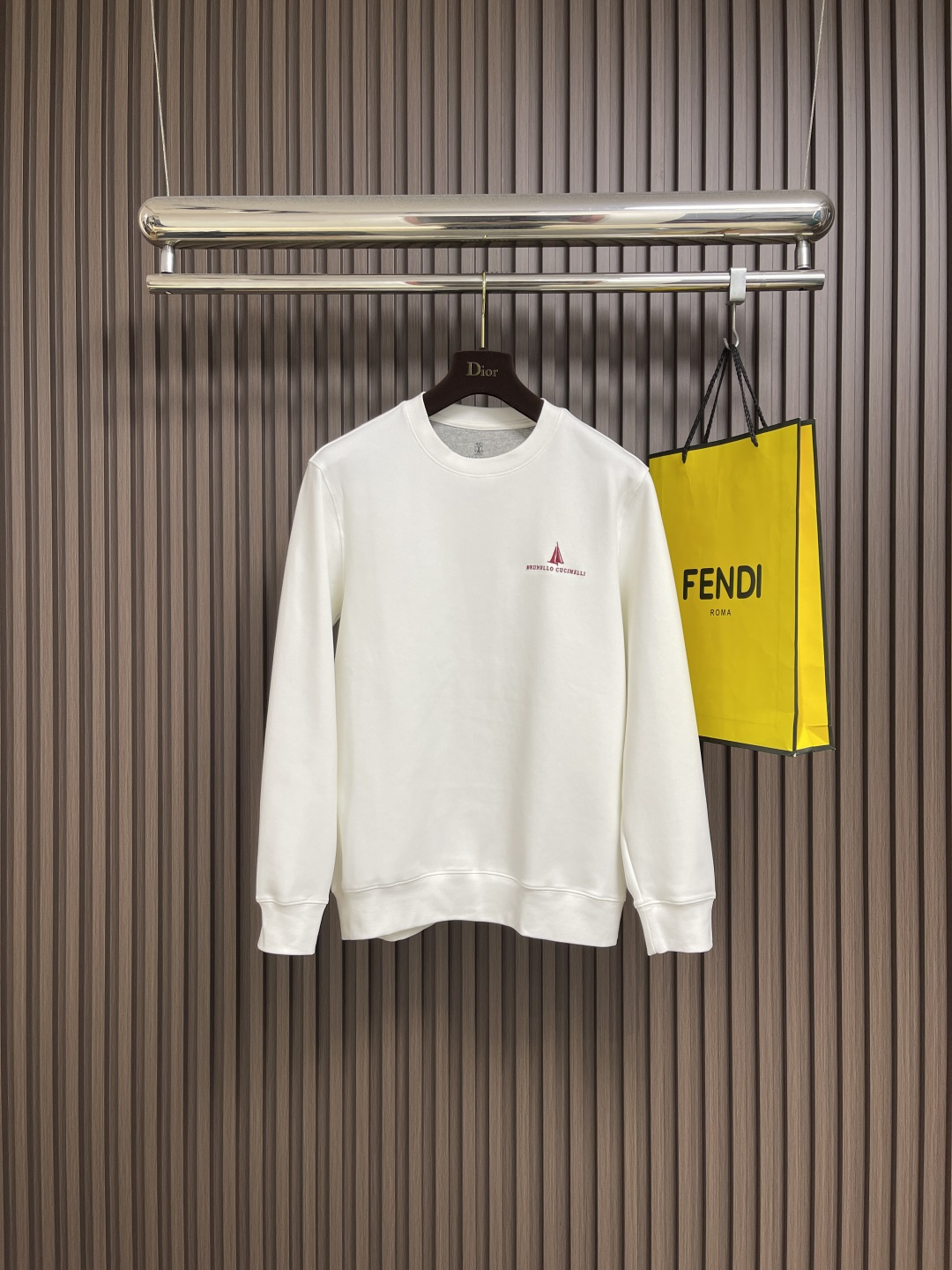 NO:573318,BC 2025SS autumn and winter old-money and upstart men's casual pullover sweatshirt. I like the minimalist design. The seemingly simple design has a lot of attention to detail. The chest logo is embellished. Casual matching can give people the feeling of a yuppie gentleman. The chest embroidery is embroidered by a million-level Behringer embroidery machine.  Look at the details, each stitch is exquisite and three-dimensional, highlighting the quality and texture. The Italian-style tailoring is slightly tight at the chest and slightly loose at the hem. This overall tailoring is very tolerant to the body shape. Even if there is a bit of a belly, it can be tall and stylish. The neckline slightly fits the neck, making the overall upper body look more youthful and fashionable. The thickness of the autumn and winter fabrics is made of long-staple cotton with thin velvet. It is very wearable in autumn and winter. High-density material.  The upper body is comfortable and skin-friendly, sizes M-3XL, hoodie, sweatshirts, alexander wang19860909BC 2025SS秋冬老钱新贵男士休闲套头卫衣 喜欢极简设计 看似简约的设计 细节上下足功夫 胸口标志点缀 随意搭配都能给人雅痞绅士之感 胸口刺绣百万级百灵达绣花机刺绣．看细节一针一线精致而立体 彰显品质质感 意式的剪裁 胸口微紧 下摆处略微的宽松 这总剪裁对身材的包容性很好 就算有点肚子 也能挺拔有型领口微微贴合颈部 让整体上身感更显年轻时尚 秋冬厚度面料采用长绒棉内加薄绒的材质 秋冬穿着性很高 高密度材质．上身舒适亲肤,尺码M-3XL,,hoodie,sweatshirts,alexander wang,Men's clothing