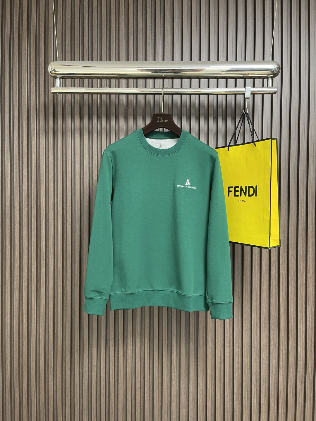 NO:656742,BC 2025SS autumn and winter old-money and upstart men's casual pullover sweatshirt. I like the minimalist design. The seemingly simple design has a lot of attention to detail. The chest logo is embellished. Casual matching can give people the feeling of a yuppie gentleman. The chest embroidery is embroidered by a million-level Behringer embroidery machine.  Look at the details, each stitch is exquisite and three-dimensional, highlighting the quality and texture. The Italian-style tailoring is slightly tight at the chest and slightly loose at the hem. This overall tailoring is very tolerant to the body shape. Even if there is a bit of a belly, it can be tall and stylish. The neckline slightly fits the neck, making the overall upper body look more youthful and fashionable. The thickness of the autumn and winter fabrics is made of long-staple cotton with thin velvet. It is very wearable in autumn and winter. High-density material.  The upper body is comfortable and skin-friendly, sizes M-3XL, hoodie, sweatshirts, alexander wang19860909BC 2025SS秋冬老钱新贵男士休闲套头卫衣 喜欢极简设计 看似简约的设计 细节上下足功夫 胸口标志点缀 随意搭配都能给人雅痞绅士之感 胸口刺绣百万级百灵达绣花机刺绣．看细节一针一线精致而立体 彰显品质质感 意式的剪裁 胸口微紧 下摆处略微的宽松 这总剪裁对身材的包容性很好 就算有点肚子 也能挺拔有型领口微微贴合颈部 让整体上身感更显年轻时尚 秋冬厚度面料采用长绒棉内加薄绒的材质 秋冬穿着性很高 高密度材质．上身舒适亲肤,尺码M-3XL,,hoodie,sweatshirts,alexander wang,Men's clothing