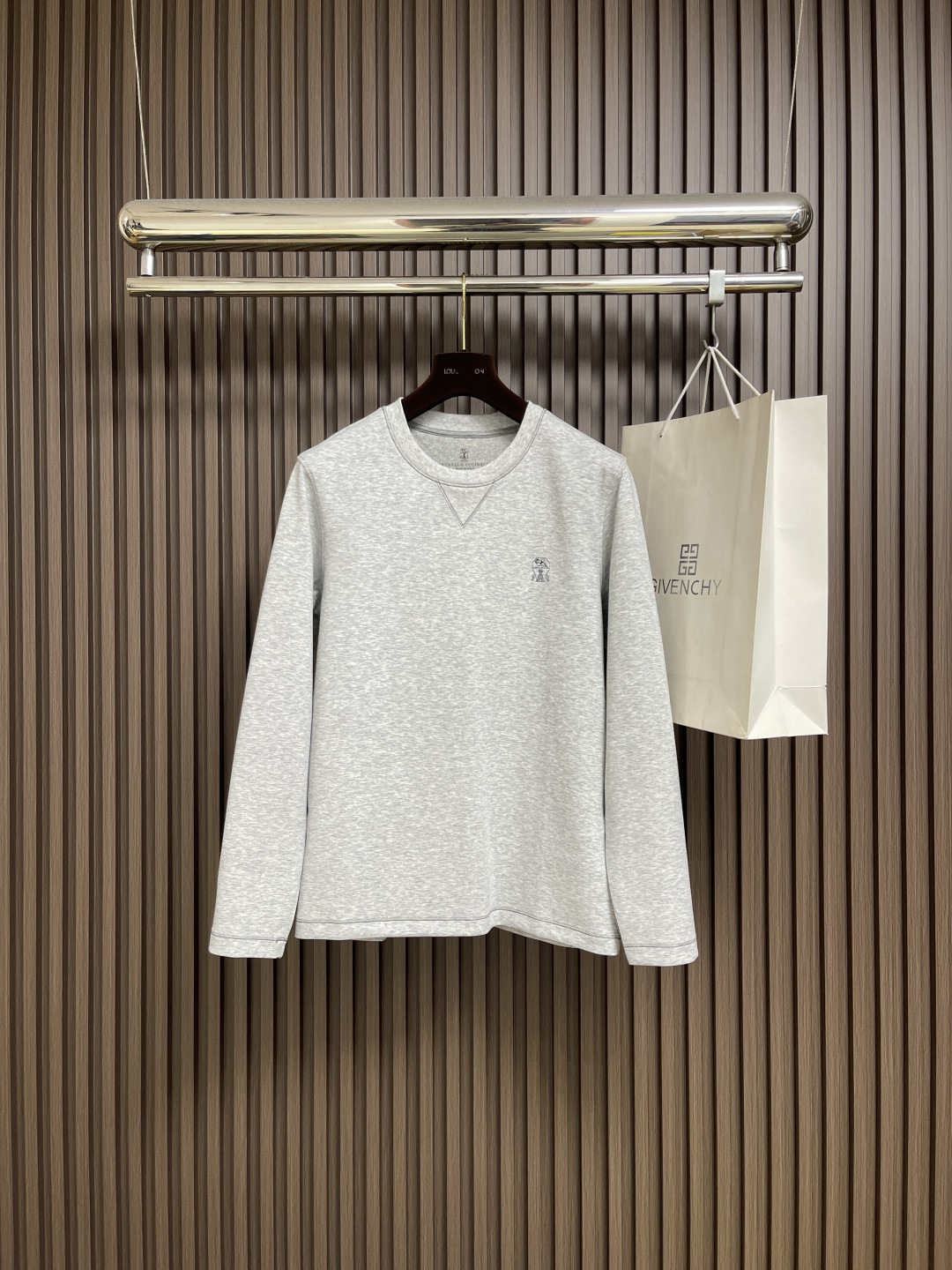 NO:573306,Brunello Cucinelli BC embroidered round neck long-sleeved T-shirt, made of pure cotton, is breathable and comfortable to wear close to the body. The embroidered logo has neat lines and clear patterns, and matches the brand letters and badges. The brand recognition is hidden in simplicity!  The embroidery craftsmanship is exquisite, the edges are clean, the texture is three-dimensional, and it feels slightly convex. It is not comparable to cheap offset printing. It can withstand daily wear and tear and will not fall out of style no matter how you wear it!  The round neck fits the neck line, the body is neatly cut without being sloppy, and the looseness is just right. One piece of clothing can revitalize the entire wardrobe. Sizes M-3XL, brunello cucinelli, tees, t-shirt, alexander wang19860909Brunello Cucinelli布鲁内洛BC刺绣圆领长袖T恤,纯棉材质,贴身穿又透气又舒服,刺绣标识线条利落、图案清晰,和品牌字母、徽章搭配,简约中藏着品牌辨识度！刺绣工艺精湛,边缘干净、质感立体,摸上去微微凸起,不是廉价胶印能比,经得住日常磋磨,怎么穿都不掉档！圆领贴合颈部线条,衣身剪裁利落不拖沓,宽松度恰到好处,一件衣服盘活整个衣橱.尺码M-3XL,,brunello cucinelli,tees，t-shirt,alexander wang,Men's clothing