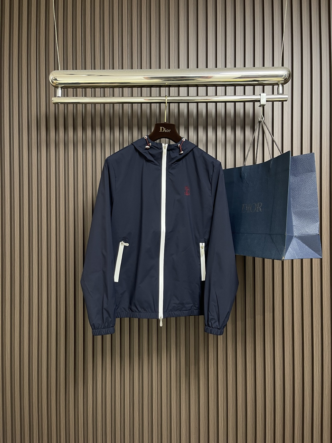 NO:654149,Brunello Cucinelli B.C.  2025SS new BC small label hooded jacket, custom-made fabrics, using waterproof or windproof functional fabrics, cut and sewn to ensure a crisp fit. It adopts three-dimensional cutting and is in line with ergonomics. The hooded design adds a casual feel, and the sleeves  The mouth and hem are constricted to improve practicality and aesthetics. The zipper is finely stitched and pockets and other parts are reinforced to ensure firmness. The embroidery pattern on the chest needs to be accurately positioned and embroidered to enhance the texture of the details. Sizes M-3XL, brunello  cucinelli,jackets & coats,jackets & coats,hats,alexander wang19860909Brunello Cucinelli BC 2025SS新款BC小标冲锋衣连帽夹克外套,客订专供面料,选用防水或防风功能性面料,经裁剪、缝制,保证版型挺括.采用立体裁剪,契合人体工学,连帽设计增添休闲感,袖口、下摆做缩口处理,提升实用性与美观度.拉链处精细缝合,口袋等部位加固,保障牢固度；胸口刺绣图案,需精准定位、绣制,提升细节质感.尺码M-3XL,,brunello cucinelli,jackets & coats,jackets & coats,hats,alexander wang,Men's clothing