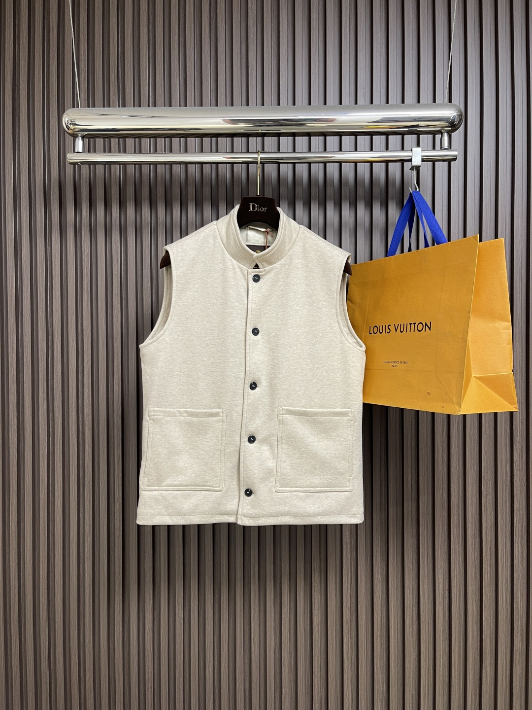 NO:573316,LP Loropiana  2025ss early autumn new hooded jacket vest, adopts normal version design, the overall silhouette is neat and clean, without any redundant design, visually very simple and advanced. The stitching is fine and even, and the details restore the original texture. The fabric is made of wool fiber blend, polyester fiber and nylon to ensure the stiffness of the fabric  And wear resistance; viscose fiber gives a silky drape and skin-friendly feel; the addition of spandex injects elasticity, allowing the other three fibers to be organically combined. It feels delicate and sinewy, and there is no pressure to wear. It can be paired with cashmere blend, allowing you to easily control it in any occasion. Sizes M-3XL, loro  piana,loro piana,jackets & coats,hats,alexander wang19860909LP Loropiana 2025ss早秋新款连帽夹克马甲,选用正常版型设计,整体廓形利落干净,没有任何冗余设计,视觉上非常简约高级.针脚细密均匀,细节还原原版质感.面料选用羊毛纤维混纺,聚酯纤维与尼龙保证了面料的挺括感与耐磨性；粘纤赋予丝滑垂坠感与亲肤感；氨纶的加入,为注入弹性,使得其他三种纤维有机结合.手感细腻中带有筋骨,穿着毫无压力,可以搭配羊绒混纺,让你在任何场合都能轻松驾驭.尺码M-3XL,,loro piana,loro piana,jackets & coats,hats,alexander wang,Men's clothing