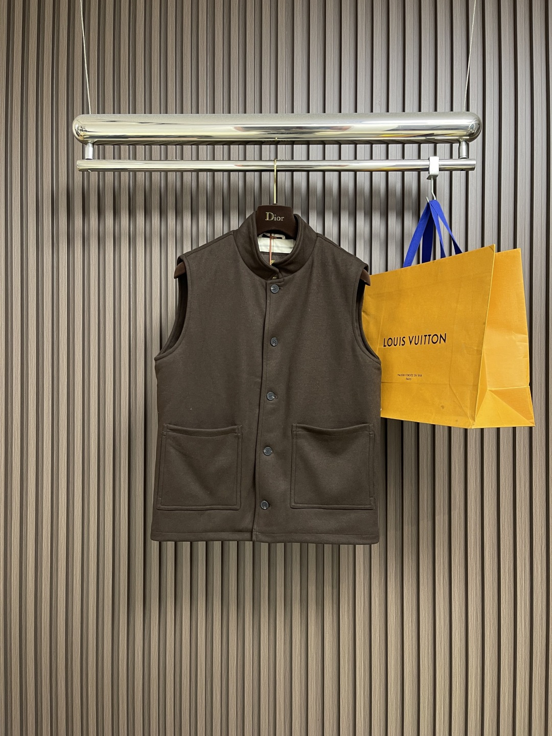 NO:654138,LP Loropiana  2025ss early autumn new hooded jacket vest, adopts normal version design, the overall silhouette is neat and clean, without any redundant design, visually very simple and advanced. The stitching is fine and even, and the details restore the original texture. The fabric is made of wool fiber blend, polyester fiber and nylon to ensure the stiffness of the fabric  And wear resistance; viscose fiber gives a silky drape and skin-friendly feel; the addition of spandex injects elasticity, allowing the other three fibers to be organically combined. It feels delicate and sinewy, and there is no pressure to wear. It can be paired with cashmere blend, allowing you to easily control it in any occasion. Sizes M-3XL, loro  piana,loro piana,jackets & coats,hats,alexander wang19860909LP Loropiana 2025ss早秋新款连帽夹克马甲,选用正常版型设计,整体廓形利落干净,没有任何冗余设计,视觉上非常简约高级.针脚细密均匀,细节还原原版质感.面料选用羊毛纤维混纺,聚酯纤维与尼龙保证了面料的挺括感与耐磨性；粘纤赋予丝滑垂坠感与亲肤感；氨纶的加入,为注入弹性,使得其他三种纤维有机结合.手感细腻中带有筋骨,穿着毫无压力,可以搭配羊绒混纺,让你在任何场合都能轻松驾驭.尺码M-3XL,,loro piana,loro piana,jackets & coats,hats,alexander wang,Men's clothing