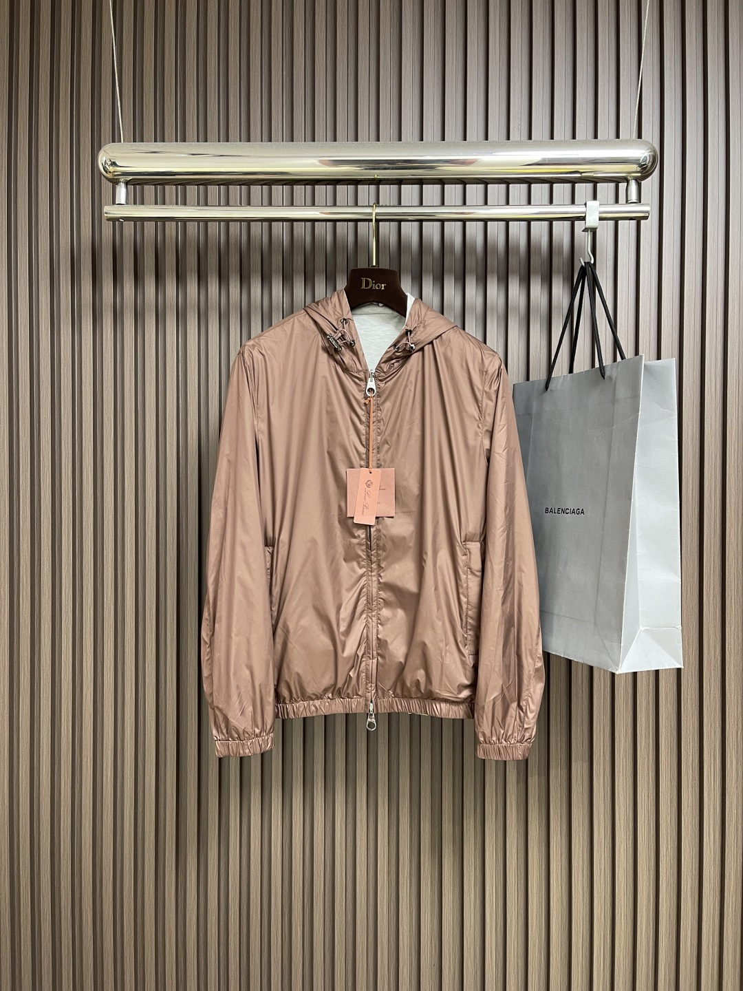 NO:573304,LP Loropiana 2025ss autumn new style double-sided casual business jacket hooded jacket, customized high-quality polyester fabric!  All three standards are complete!  Original hardware accessories, smooth lines, exquisite craftsmanship, awesome upper body shape, comfortable fabrics, windproof and warm, very fashionable and handsome with any combination. Sizes M-3XL,,loro piana,loro piana,jackets & coats,jackets & coats,hats,alexander wang19860909LP Loropiana 2025ss秋季新款双面穿休闲商务夹克连帽外套,定制高品质聚酯纤维面料！三标齐全！原版五金辅料,线条流畅,工艺精致,上身版型超赞,面料舒适,挡风保暖,随意搭配都非常时尚帅气.尺码M-3XL,,loro piana,loro piana,jackets & coats,jackets & coats,hats,alexander wang,Men's clothing