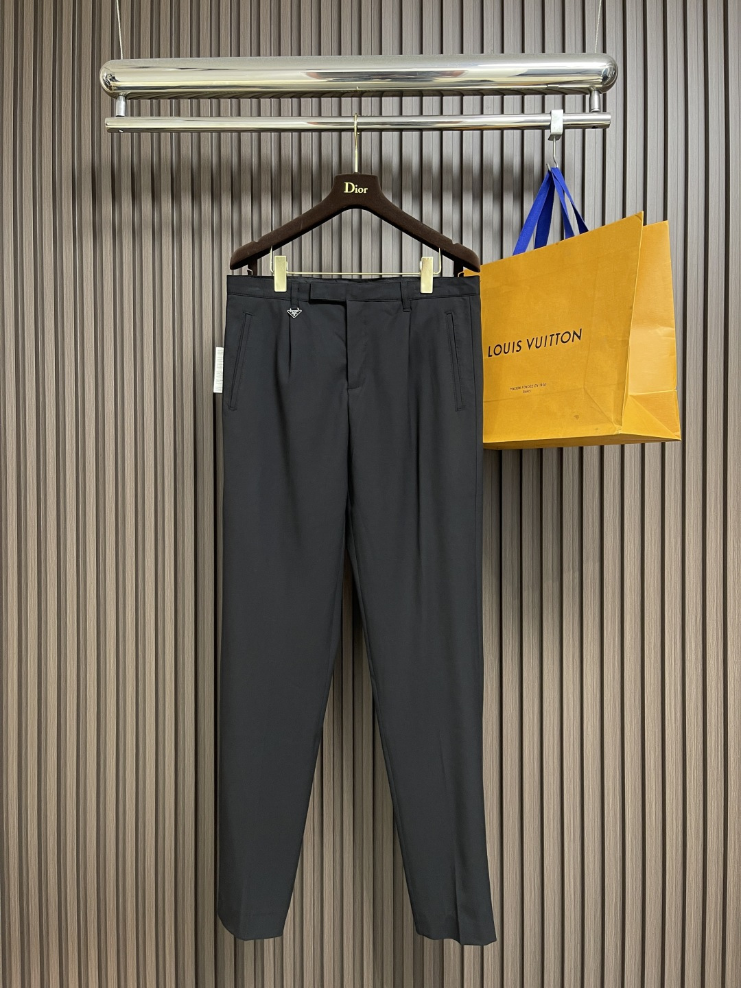 NO:651462,Prada casual trousers with triangle logo. Customized densely woven wool composite TR material. Soft and delicate. Comfortable against the skin. Layered in pure black. Just the right amount of calmness. Meet the formal silhouette. Outlined by the enamel metal triangle logo. Use the minimalist symbol of the brand to mark the identity that is not noisy. Architectural tailoring is the backbone. Cleverly structured waist design. Precision tailoring defines the golden balance between the body and the fabric. Obsessed with versatility. Obsessed with slimming. Ergonomic three-dimensional tailoring.  Return to traditional craftsmanship through segmentation, folding, shrinking, and stretching techniques. The so-called slow work produces fine work, which is the respect for materials and the pursuit of feel. Complex workmanship, tedious, slow aging, high loss. Template machine bag opening. The preset template guides the position, shape and size of the bag opening. The accuracy ensures the quality of the bag opening effect. Fermentation washing and softening uses the fermentation effect produced by mixing yeast, water and mild detergent to gently treat the fabric.  Improved overall softness. Sizes 48-54 S-XL, prada, gold, alexander wang19860909Prada 三角标休闲西裤 定制密纺羊毛复合TR料 柔软细腻 舒适贴肤 以纯粹至极的黑色铺陈 恰到好处的沉稳 邂逅正装廓形 珐琅金属三角徽标勾勒 以品牌的极简符号 标注不喧哗的身份认同 以建筑感剪裁为骨 巧妙结构式腰头设计 精密剪裁定义身体与面料的黄金平衡 迷于百搭 醉于显瘦 人体学立体裁剪 回归传统工艺手法 通过分割 折叠 抽缩 拉展技术手法 所谓慢工出细活 是对材料的尊重 对手感的追求 做工复杂 繁琐 时效慢 损耗高 模版机开袋 预设的模板来指导开袋的位置 形状和大小 精确性确保了开袋效果质量 酵洗加软 利用酵母 水和温和洗涤剂混合后产生的发酵作用 对面料进行温和的处理 提升了整体柔软.尺码48-54 S-XL,,prada,gold,alexander wang,Men's clothing