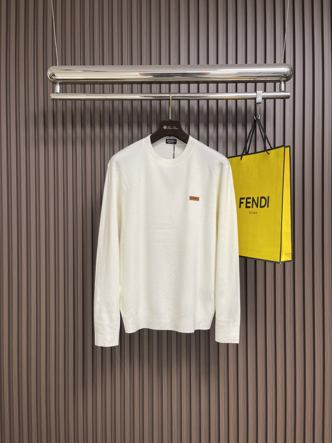 NO:651443,zegna  The new 2025 SS autumn and winter round neck knitted sweater is made of polyester fiber, acrylic, nylon, lyocell, and sheep wool. The 52-count worsted spinning process gives the fabric a delicate and silky touch. It has the warmth and warmth of sheep wool.  Lyocell is breathable and skin-friendly, but also has the stiffness and style of synthetic fibers, allowing you to enjoy the dual experience of comfort and style in spring and autumn. The orange stripe embroidered logo on the chest interprets ZZ's brand genes in a minimalist design language, low-key but very '  'Luxurious and hidden'; the classic round neck silhouette is versatile and easy to control. Whether it is worn with a shirt to create a business level or worn alone to show a casual taste, it can be easily controlled. Sizes XS-L, sweaters, shirts, alexander wang19860909zegna 2025SS秋冬新款圆领针织毛衣,采用聚酯纤维、腈纶、锦纶、莱赛尔、绵羊毛多元混纺,52支精纺工艺赋予面料细腻如丝的触感,既有绵羊毛的温润保暖,又有莱赛尔的透气亲肤,更兼具合成纤维的挺括有型,让你在春秋季尽享舒适与格调的双重体验.胸前橙色条纹刺绣标识,以极简设计语言诠释ZZ的品牌基因,低调却极具' 奢隐感'；经典圆领廓形百搭不挑人,无论是内搭衬衫打造商务层次,还是单穿彰显休闲品味,都能轻松驾驭.尺码XS-L,,sweaters,shirts,alexander wang,Men's clothing