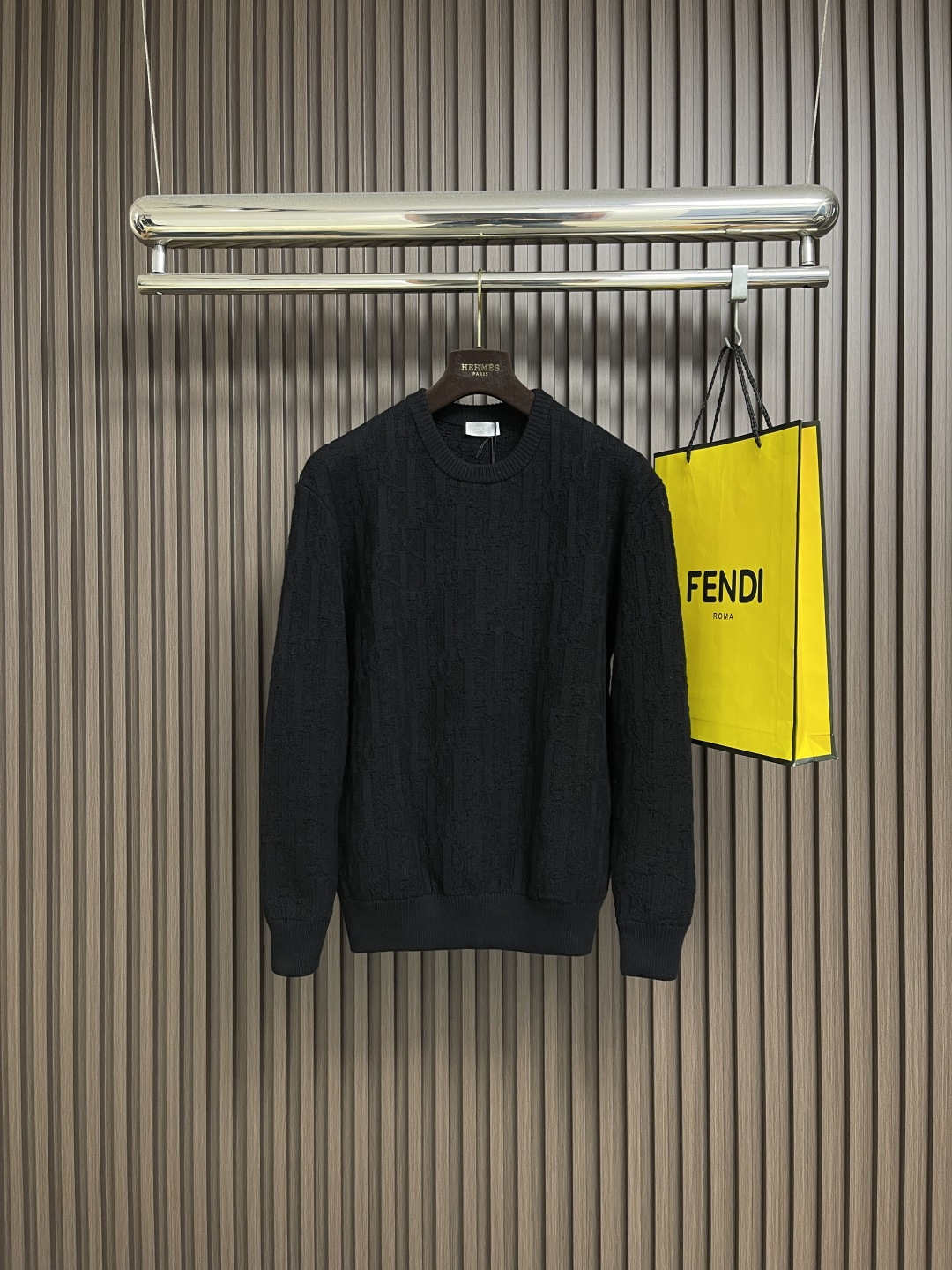 NO:651484,DIOR 2025ss autumn new wool jacquard fabric sweater, this sweater highlights Dior's classic oblique print. It is carefully made of gray cotton blended jacquard fabric, oversized version, with ribbed details on the collar, cuffs and hem. The whole body is decorated with tonal printed patterns, and exquisite details enhance the style. Sizes S-XL,, dior, sweaters, alexander wang19860909DIOR 2025ss秋季新品羊毛提花面料针织衫毛衣,这款针织衫突显dior经典的oblique 印花.采用灰色棉质混纺提花面料精心制作,超大版型,领口、袖口和底边搭配罗纹细节.通体饰以同色调印花图案,精巧细节提升造型格调,尺码S-XL,,dior,sweaters,alexander wang,Men's clothing