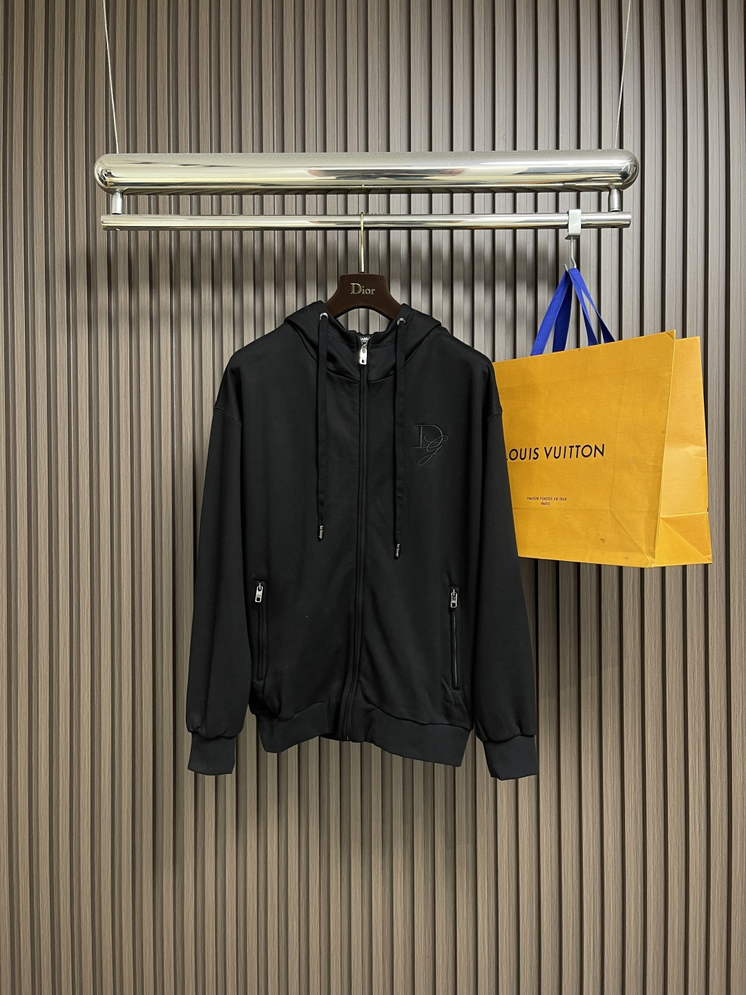 NO:651417,Tops and pants DG DolceGabbana 2025ss autumn new men's hooded zipper jacket sweatshirt and sweatpants suit, customized same-tank dyed fabric, feels very comfortable, fine workmanship by the foundry, and the upper body is very good. Size 44-54 M-4XL Top 44/M Back center length 67 Shoulder width 56.5 Bust 106 46/L Back center length 69 Shoulder width 58 Bust  48 /  Seat circumference 52.5 46 = L pants length 101.5 Waist circumference 73 Seat circumference 54.5 48 =  Pants length 107.5, waist 85, seat 62.5,,Dolce&Gabbana,Dolce&Gabbana,hoodie,sweatshirts,jackets & coats,hats,alexander wang19860909上衣 裤子 DG DolceGabbana杜嘉班纳 2025ss秋季新款男士连帽拉链外套卫衣卫裤套装,定制 同缸染面料 手感非常舒服,代工厂精细做工,上身非常赞.尺码44-54 M-4XL 上衣 44/M 后中衣长67肩宽56.5 胸围106 46/L后中衣长69肩宽58胸围 48/XL 后中衣长71 肩宽59.5 胸围114 50/2XL后中衣长73肩宽61 胸围118 52/3XL后中衣长75肩宽62.5 胸围122 54/4XL后中衣长77肩宽64 胸围126 裤子 44=M 裤长100腰围70 座围52.5 46=L裤长101.5 腰围73 座围54.5 48=XL 裤长103腰围76 座围56.5 50=2XL裤长104.5 腰围79 座围58.5 52=3XL裤长106 腰围82 座围60.5 54=4XL 裤长107.5 腰围85 座围62.5,,Dolce&Gabbana,Dolce&Gabbana,hoodie,sweatshirts,jackets & coats,hats,alexander wang,Men's clothing