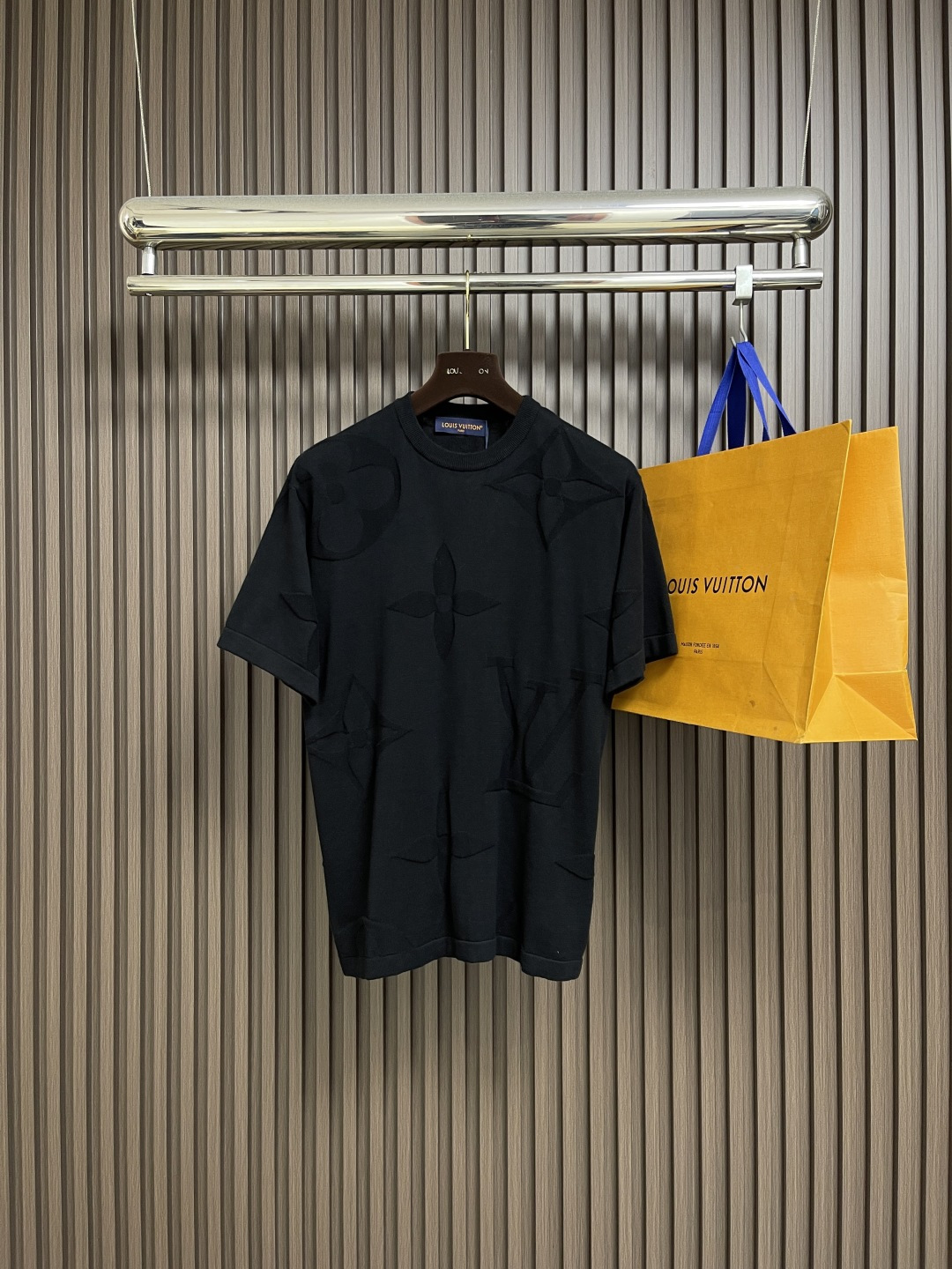 NO:598779,LV 2025ss new MONOGRAM cotton short-sleeved crew neck T-shirt. This cotton crew neck shirt features the full-length Monogram ro pattern in deep tones, with large Monogram flowers and logos integrated into the soft jacquard knitting, which can inject a sophisticated atmosphere into various looks. Sizes S-XL, Louis Vuitton, T-shirt, tees, t-shirt, alexander wang19860909LV 2025ss新款MONOGRAM 棉质短袖圆领T恤,本款棉质圆领衫为全幅Monogram ro 图案渲染深邃色调,于柔软提花针织融入大号Monogram 花卉和 标识,可为各式造型注入考究气息.尺码S-XL,,louis vuitton,T-shirt,tees，t-shirt,alexander wang,Men's clothing