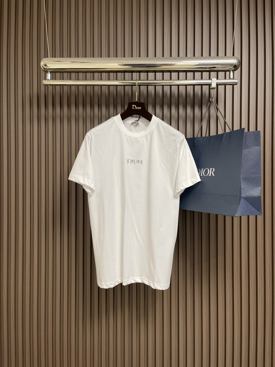 NO:598785,DIOR  2026ss early spring new reflective icon round neck short-sleeved T-shirt, 180g24S special woven compact cotton to make plain knitted fabric, reflective lettering embossing process, using a reflective lettering film with built-in micro glass bead layer, first through a high-precision laser cutting machine, according to the designed fonts and patterns for outline engraving to ensure clear edges without burrs, through heat transfer equipment at a specific temperature and  Under pressure, the cut reflective film is accurately attached to the surface of the fabric. The pattern appears matte silver-gray under normal conditions, but under light illumination, the microglass bead layer can achieve efficient retroreflection and instantly present a striking bright effect. The finished product is washable and abrasion resistant. Sizes XS-L, dior, T-shirt, tees, t-shirt, alexander  wang19860909DIOR 2026ss早春新款反光图标圆领短袖T恤,180g24S特纺紧密棉打造平纹针织面料,反光刻字压印工艺,使用内置微玻璃珠层的反光刻字膜,先通过高精度激光切割机,根据设计好的字体与图案进行轮廓雕刻,确保边缘清晰无毛刺,通过热压转印设备在特定温度与压力下,将切割好的反光膜精准贴合至织物表面图案在常态下呈哑光银灰色,但在光线照射下,微玻璃珠层能实现高效逆向反射,瞬间呈现醒目的亮光效果.成品耐水洗、耐磨擦.尺码XS-L,,dior,T-shirt,tees，t-shirt,alexander wang,Men's clothing