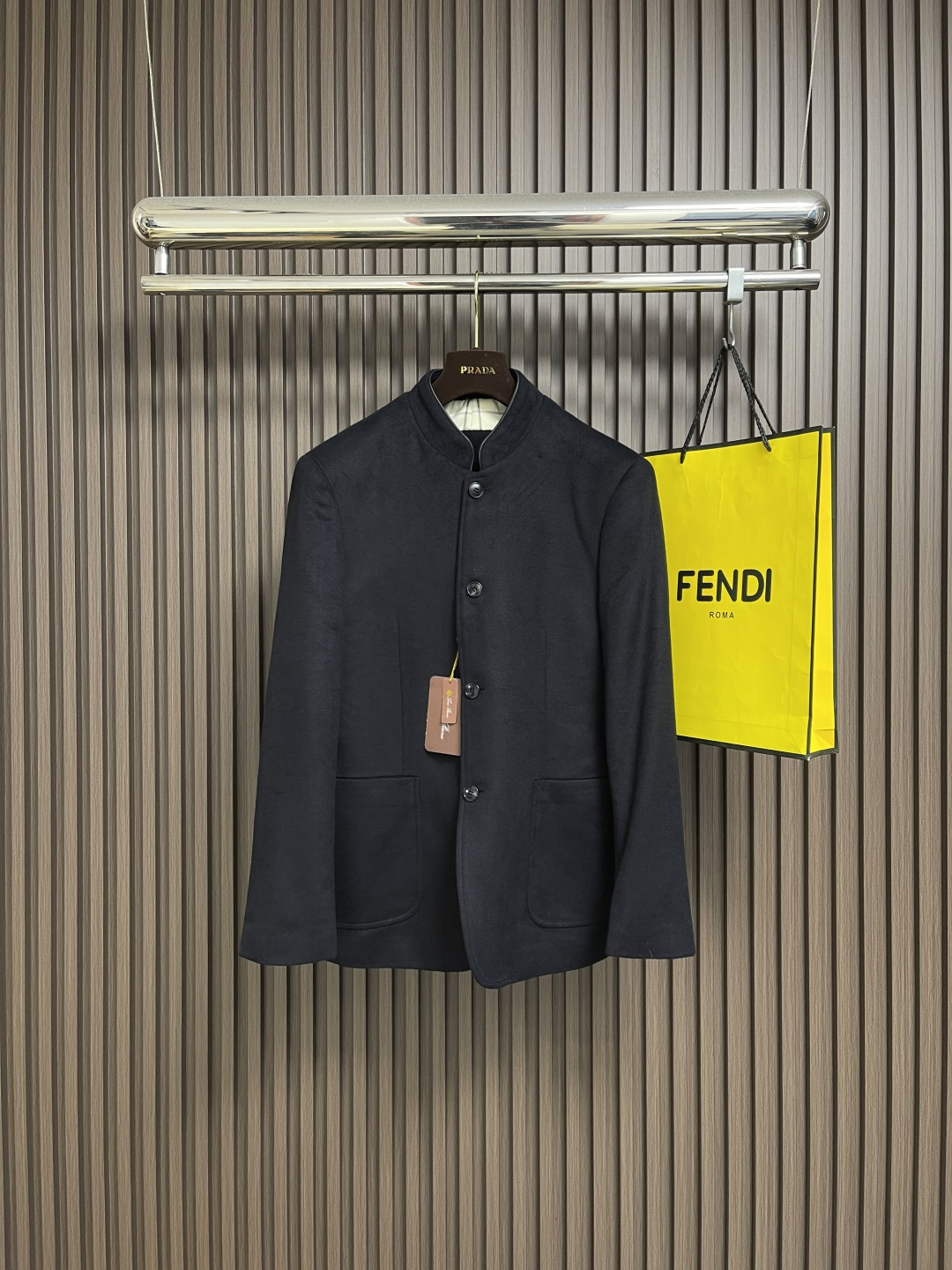 NO:651431,LP Loropiana 2025ss early autumn new stand-up collar jacket, fashionable and non-contrasting style. Customized heavy wool fabric, high quality. It has aura and modifies the shoulder shape. The stand-up collar H-shaped tailoring is easy to wear and not picky. The details of the relaxed concave shape are very meticulous. Sizes 48-54,,loro piana,loro piana,jackets & coats,alexander wang19860909LP Loropiana 2025ss早秋新款立领外套,时髦不撞款 定制重磅羊毛面料 品相上乘 拥有气场同时修饰肩型 立领H版型剪裁 好穿不挑人 轻松凹造型细节处理非常细致.尺码48-54,,loro piana,loro piana,jackets & coats,alexander wang,Men's clothing