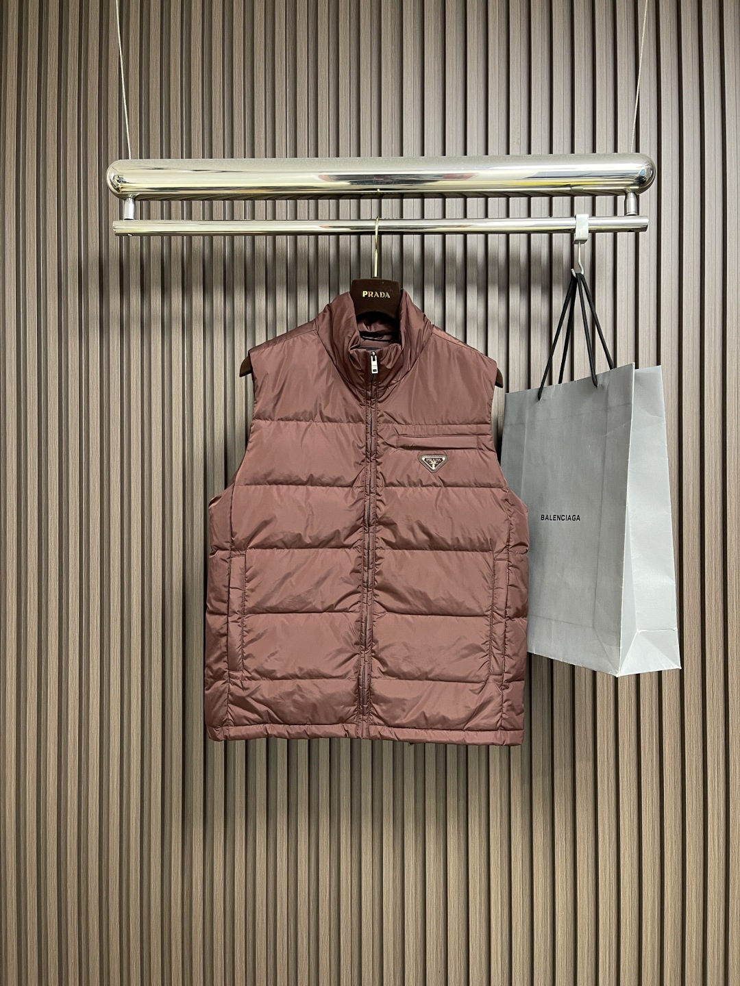 NO:651468,Prada Autumn and Winter Down Vest High-density windproof fabric + high-quality down filling, perfect for warmth!  Sleeveless design + stand-up collar zipper, simple and practical, can be worn for commuting and leisure. The hidden pocket on the front is very convenient for storing small items. It is not bulky for autumn and winter wear, comfortable and fashionable, it is a must-have item that is both functional and fashionable!  Size M-XXL,,prada,down jacket,alexander wang19860909Prada 秋冬羽绒马甲 高密度防风面料＋高品质羽绒填充,保暖力满分！无袖设计＋立领拉链,简约又实用,通勤休闲都能穿 .正面隐形口袋,收纳小物超方便.秋冬穿搭不臃肿,舒适又时髦,是功能性与时尚感兼具的必备单品！尺码M-XXL,,prada,down jacket,alexander wang,Men's clothing