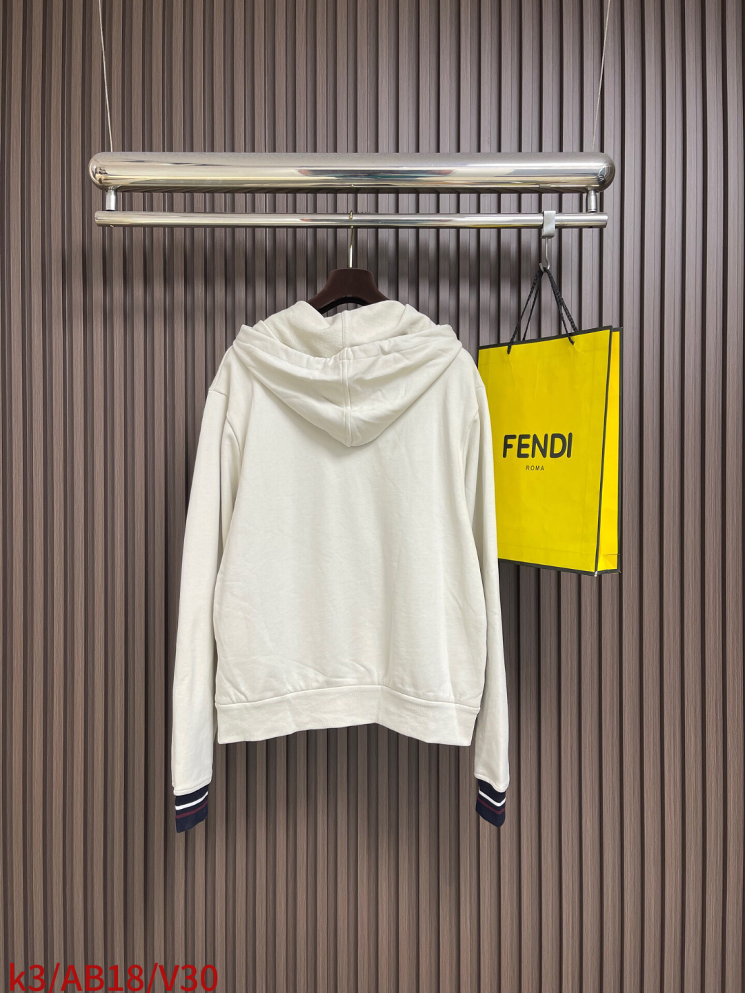 🛒🛒Prada 学院拉链连帽外套，采用32支单纱面＋16支纱底的卫衣面料结构，克重为320gm2；搭配的