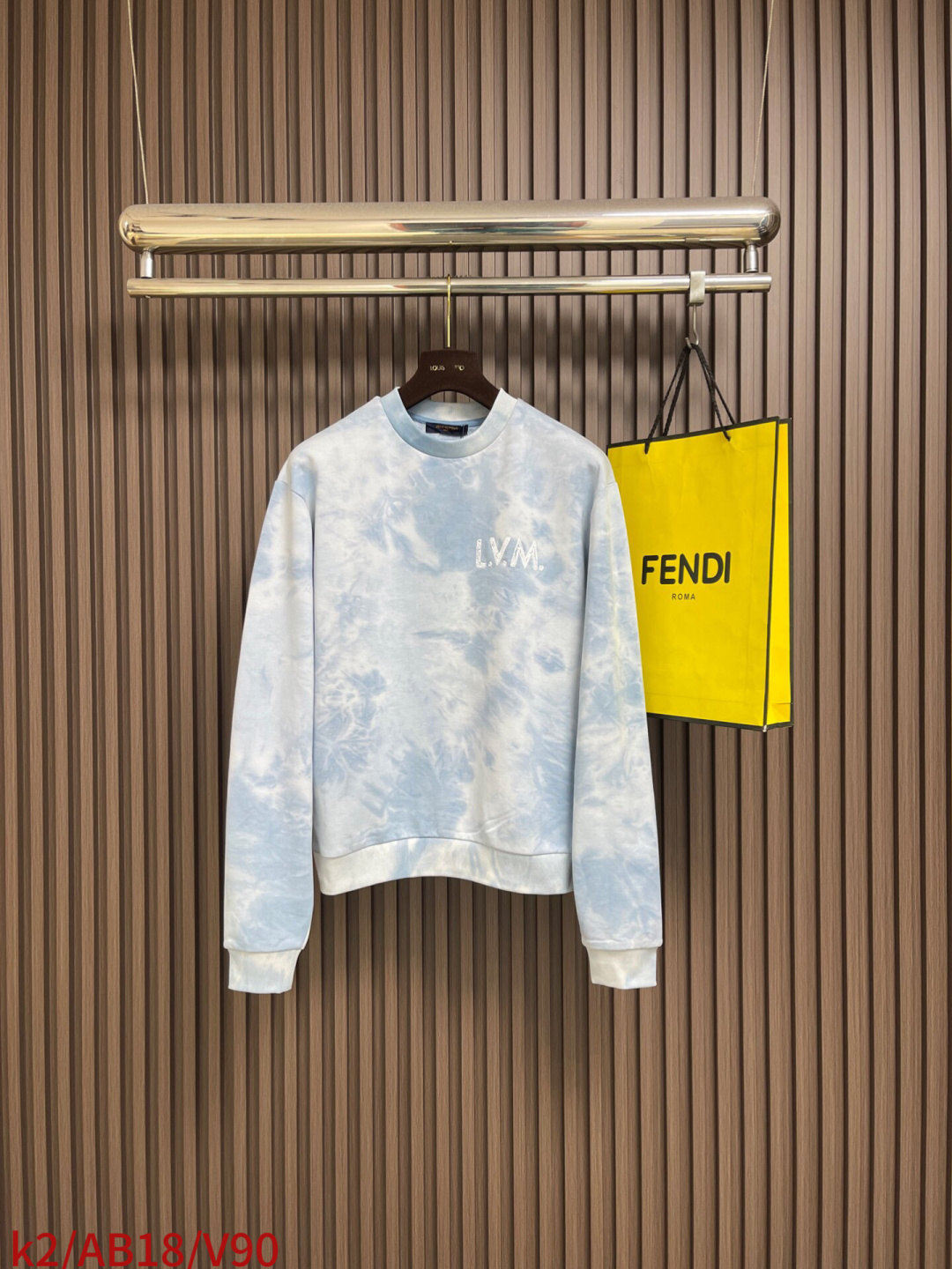 NO:756878,LV The Yunduo tie-dyed round-neck sweatshirt is made of fleece-processed cotton fish-scale base fabric. The front is smooth and the inside is rich in velvet. With the unique fish-scale knitted structure, it significantly improves warmth and breathability, ensuring a soft, waxy and crisp look. This product uses tie-dye and solar bleaching processes to create a unique appearance. It uses physical resist dyeing to form a natural smudged texture, and then uses imitation sun treatment to create soft fading levels. Each product has a unique appearance Unique artistic handmade texture. The chest and back logos are made of high-density three-needle rice grain embroidery, with fine stitches simulating the particle atomization effect of hand-painted strokes, and the embroidery surface presents a slightly convex velvet grain texture. The brand pattern is superimposed on the tie-dye background color to enhance the handmade artistic atmosphere. The version is a classic loose round neck design, with exquisite ribbed collar, cuffs and hem, neat tailoring, taking into account comfort and three-dimensional silhouette. Size XS-L XS, shoulder width 50.5, bust 120, length 65.5, size S, shoulder width 52, chest 124, length 67.5, size M, shoulder width 53.5, chest length 69.5, size L, shoulder width 55, chest 133, length 71.5,,louis vuitton,hoodie,sweatshirts,19860909LV 云朵扎染圆领卫衣,采用起绒处理棉质鱼鳞底面料,正面光洁,内里形成丰盈绒毛,配合独特的鱼鳞针织结构,显著提升保暖与透气性,确保穿着柔软丰糯且挺括有型.本品以扎染与日光漂白工艺打造独特外观.通过物理防染形成自然晕染纹理,再经仿日晒处理塑造柔和褪色层次,每件产品均呈现独一无二的艺术化手工质感.胸前与背部标识采用高密度三针米粒绣,以细腻线迹模拟手绘笔触的颗粒雾化效果,绣面呈现微凸绒粒质感.品牌图案在扎染底色上叠加,强化手工艺术气息.版型为经典宽松圆领设计,配合精致的罗纹领口、袖口及下摆,剪裁利落,兼顾舒适度与立体轮廓.尺码XS-L XS码肩宽50.5 胸围120 衣长65.5  S码肩宽52胸围124 衣长67.5  M码 肩宽53.5 胸围 衣长69.5 L码 肩宽55胸围133 衣长71.5,,louis vuitton,hoodie,sweatshirts,,Men's clothing