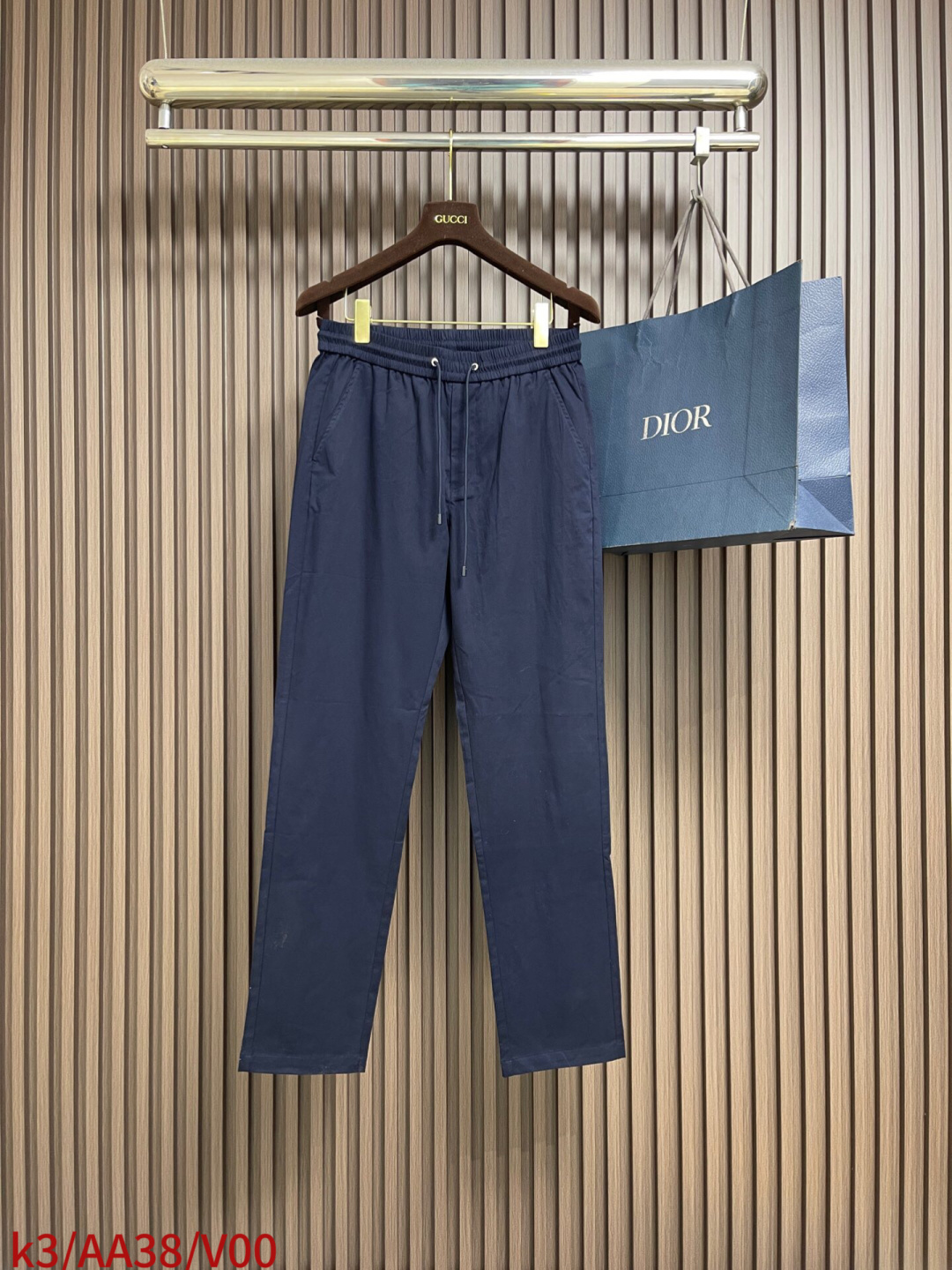 NO:756860,Prada 2026ss sports casual pants, comfortable and breathable fabric, double side pocket design!  A casual pair of daily wear, multi-functional casual pants that follow the trendy line and are imported from all levels. The upper body is comfortable and breathable, the fit is excellent, and it has an elegant clean design!  Must-have item. Sizes M-3XL, prada,19860909Prada 2026ss运动休闲裤,面料舒适透气,双侧插口袋设计！一款日常穿着,兼备多功能休闲裤走了潮范路线全线进口级别,上身舒适透气,版型极好,大气的干净版设计！必备单品.尺码M-3XL,,prada,,Men's clothing