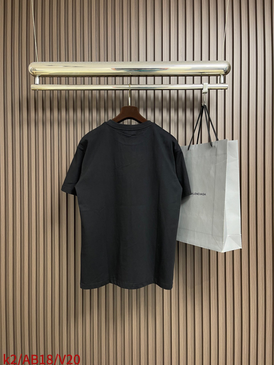 🛒🛒Celine 徽标刺绣口袋短袖T恤，本品采用15支特纺紧密棉，克重为230gm2;32支1x1罗纹，
