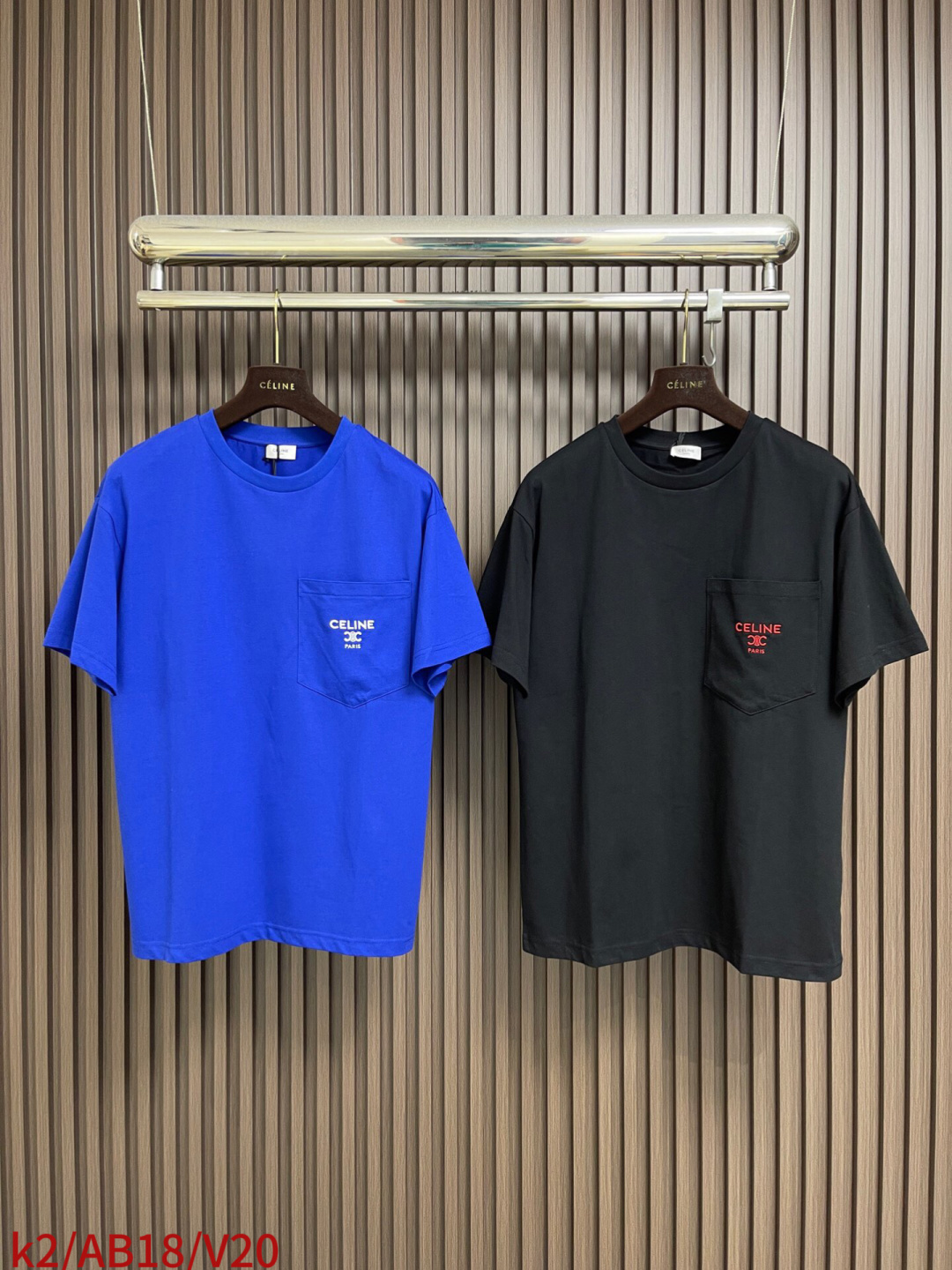 🛒🛒Celine 徽标刺绣口袋短袖T恤，本品采用15支特纺紧密棉，克重为230gm2;32支1x1罗纹，