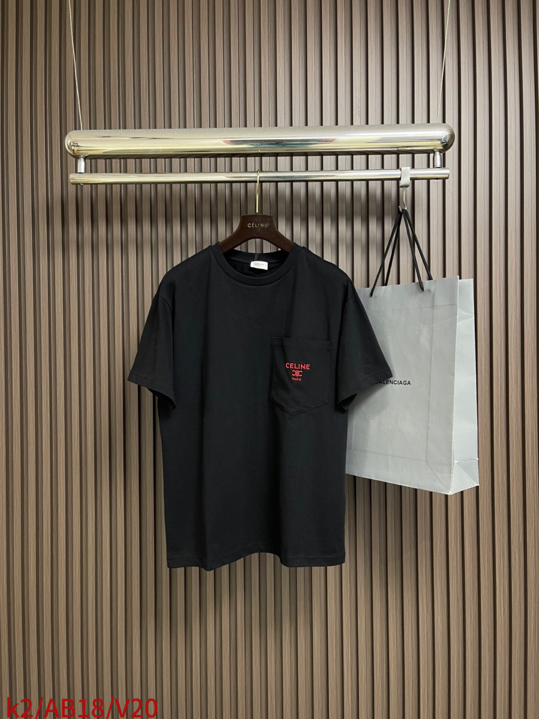 🛒🛒Celine 徽标刺绣口袋短袖T恤，本品采用15支特纺紧密棉，克重为230gm2;32支1x1罗纹，