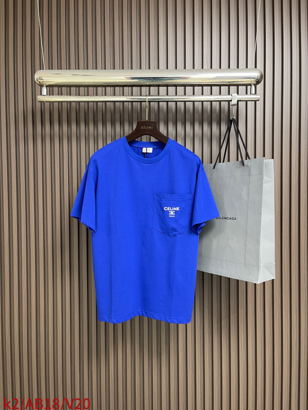 🛒🛒Celine 徽标刺绣口袋短袖T恤，本品采用15支特纺紧密棉，克重为230gm2;32支1x1罗纹，