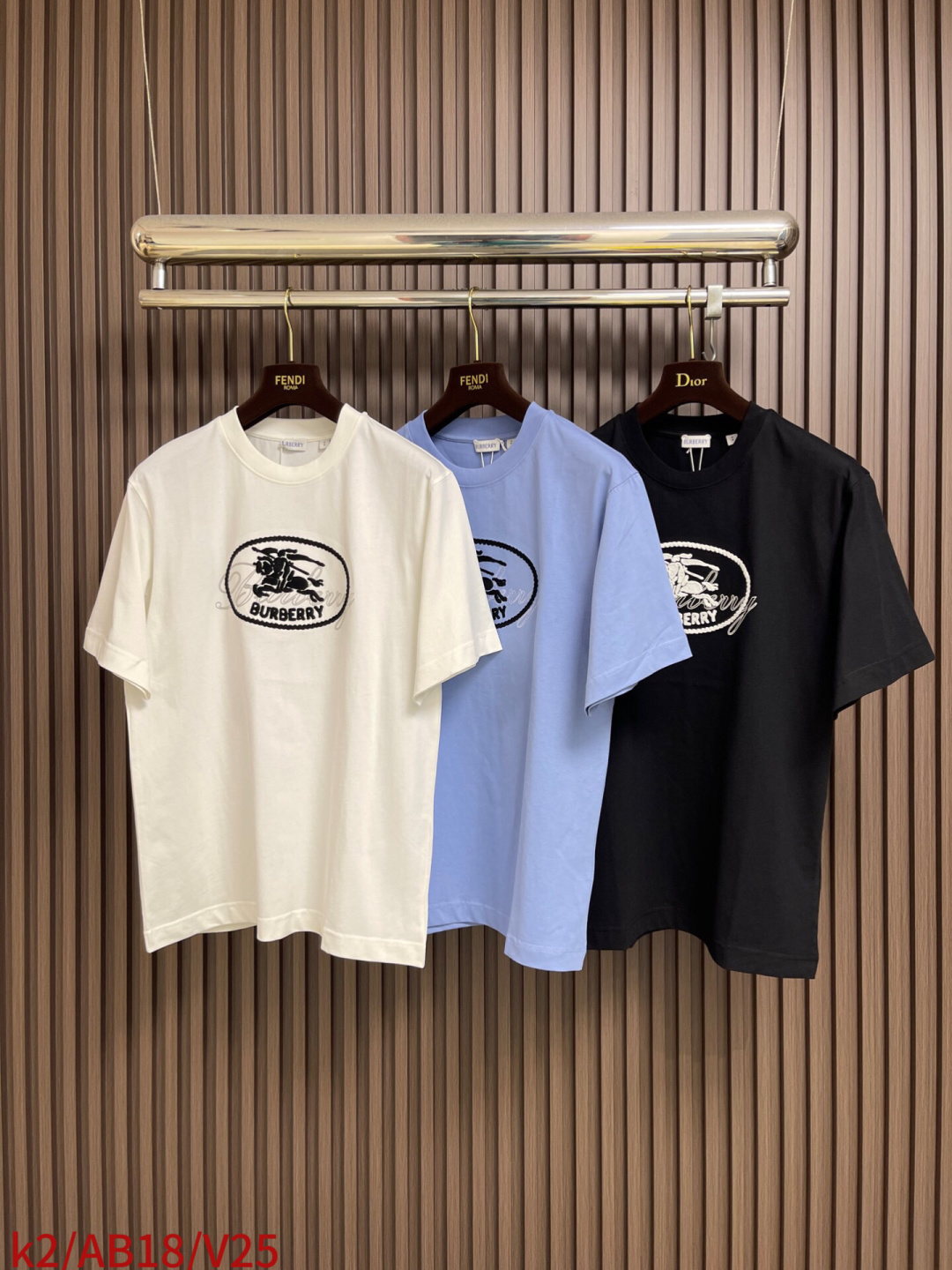 🛒🛒Burberry 叠章战马圆短袖T恤，采用15支特纺紧密棉，克重为230gm2；搭配32支高克重1x