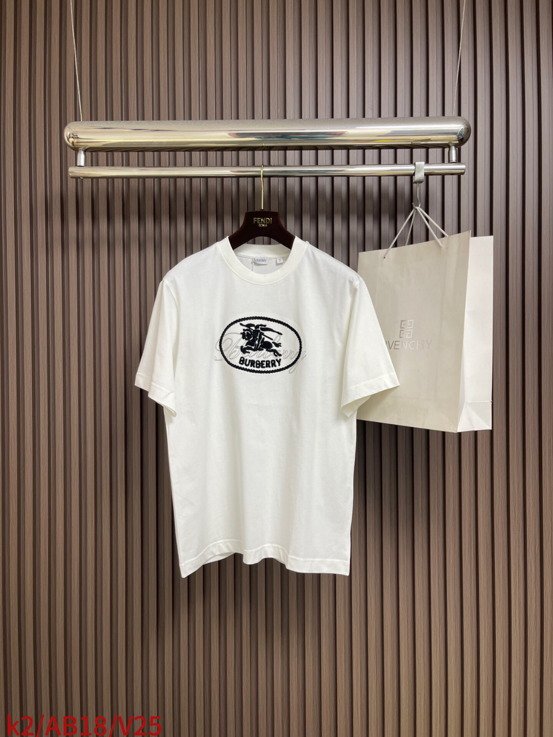 🛒🛒Burberry 叠章战马圆短袖T恤，采用15支特纺紧密棉，克重为230gm2；搭配32支高克重1x