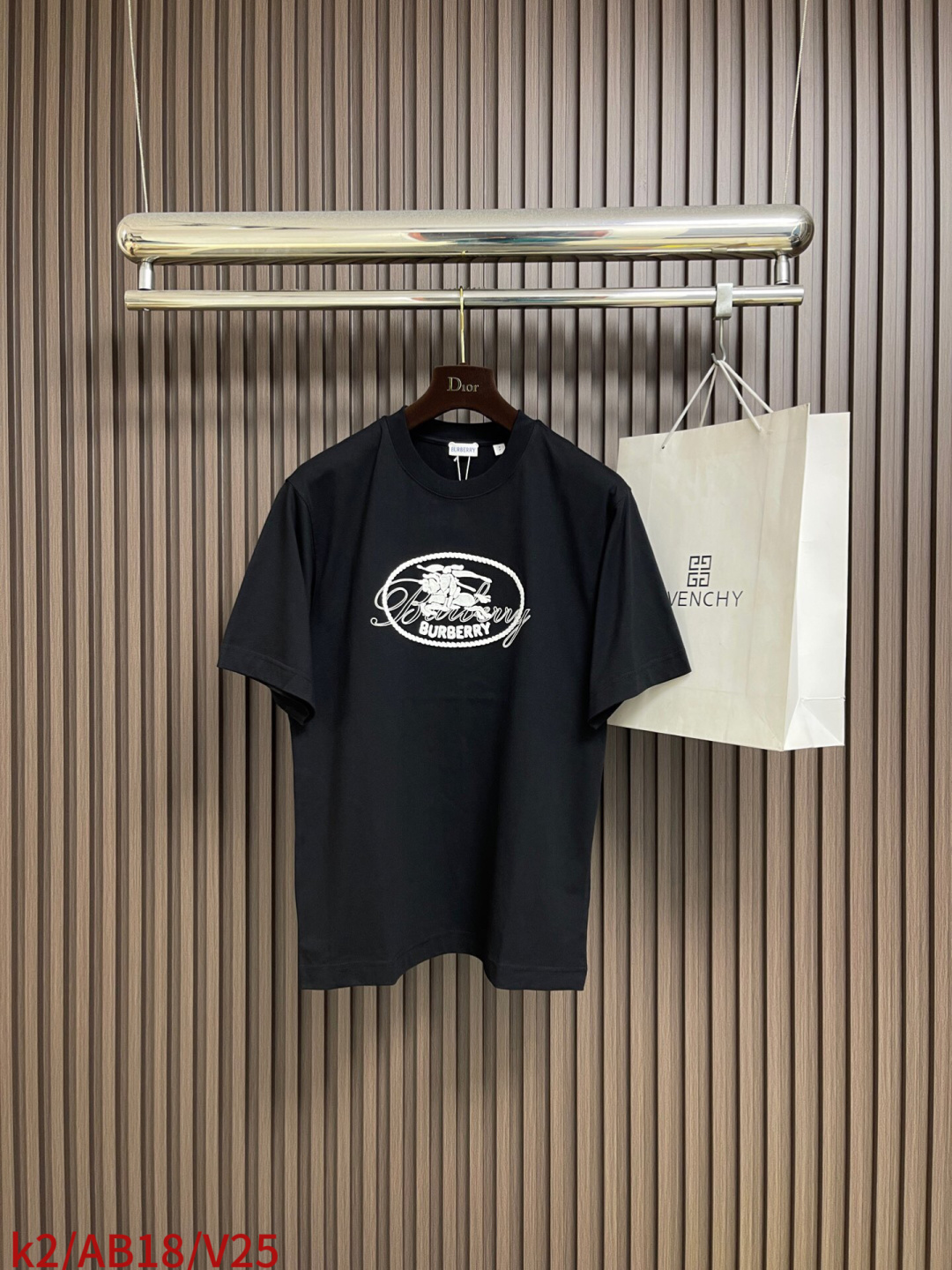 🛒🛒Burberry 叠章战马圆短袖T恤，采用15支特纺紧密棉，克重为230gm2；搭配32支高克重1x