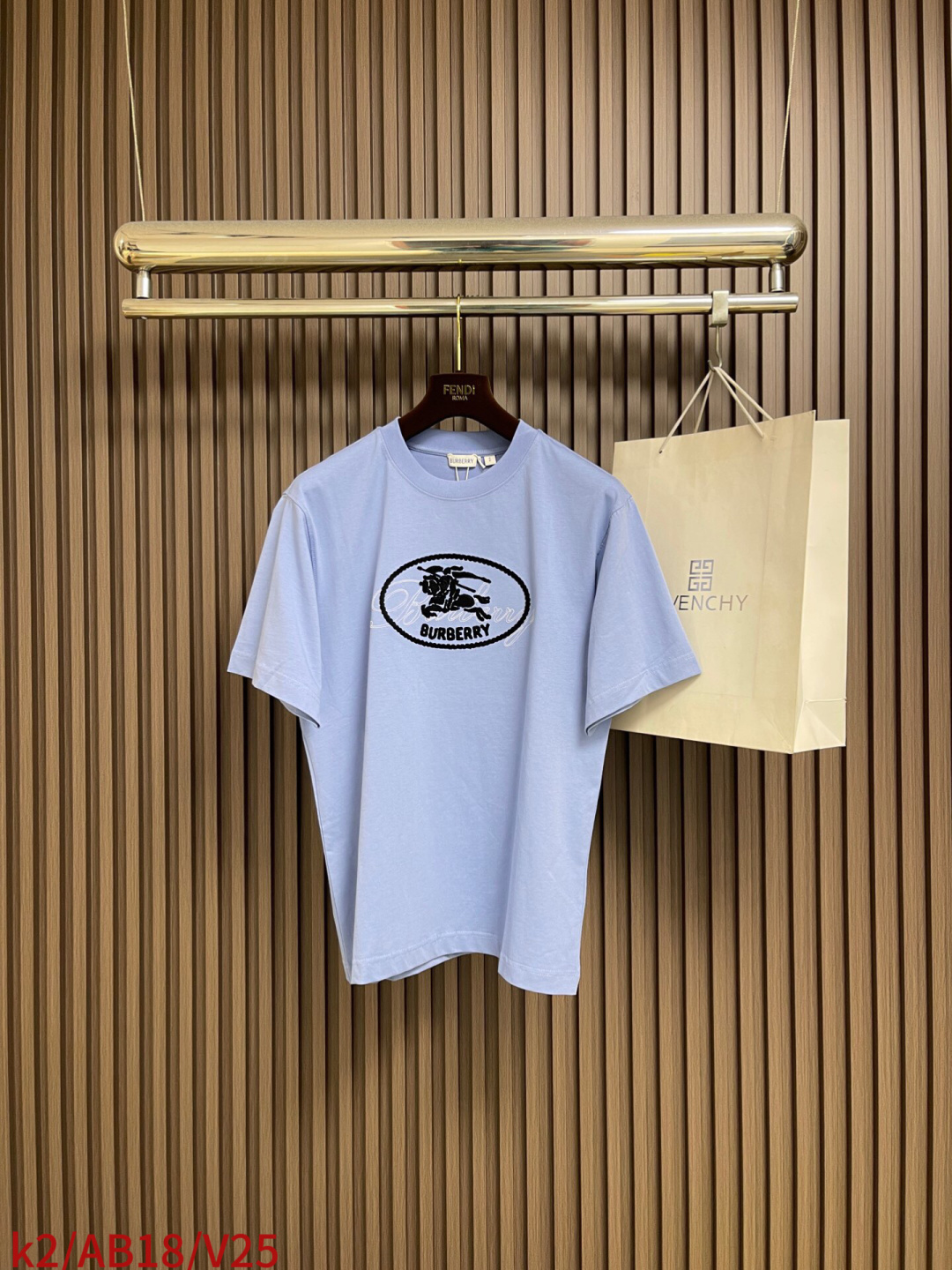 🛒🛒Burberry 叠章战马圆短袖T恤，采用15支特纺紧密棉，克重为230gm2；搭配32支高克重1x
