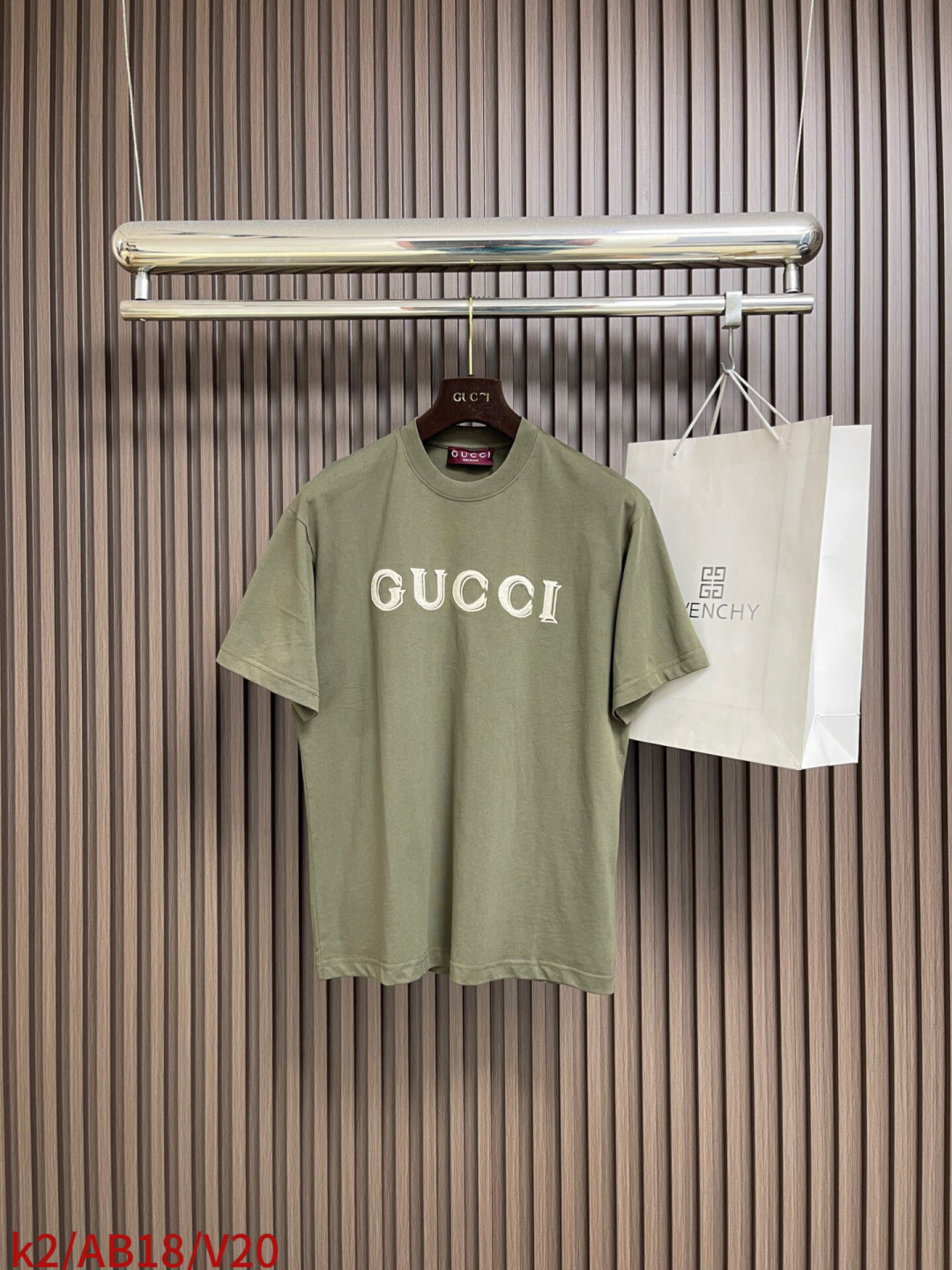 NO:756877,Gucci  The forest green embroidered round neck short-sleeved T-shirt is made of 15-count special-spun compact cotton with a weight of 230gm2; 32-count high-weight 1x1 rib is used for the neckline with a weight of 340gm2, ensuring excellent elastic recovery and anti-deformation ability of the collar. The special-spun compact cotton uses compact spinning technology in the spinning process, which effectively reduces  The yarn hairiness is reduced, making the fabric structure denser, the surface smoother, and the pilling resistance is better. The weight of the fabric is medium to heavy, ensuring a good crispness and drape of the T-shirt. The fine velvet knitted fabric is slightly sanded or raised, giving it a softer, waxier skin-friendly feel than ordinary plain cotton; forest green color  It is deep and rich in texture. The forest green is achieved through an eight-step gradient dyeing process, and the fabric is sanded twice on the basis of mercerization to give the color a deep and velvety luster. Itata rice grain stitch hemming is a double embroidery process that combines filling and outline. First, the main body of the pattern is filled with tatami embroidery, and through dense  The collection of short straight stitches forms a flat and thick matte embroidery surface, laying a rich background. Then use rice grain needle embroidery on its edge, and use extremely fine embroidery thread to carry out dot-like edges along the outline. Slightly convex particles are arranged every centimeter to form a fine three-dimensional border like a pencil outline. The overall line routing is straight and delicate, the fabric is comfortable and soft, and the color is consistent without color difference.  It can be matched with the same style to create a fashionable look, and can be used in various occasions. Customized accessories, complete with three standards, same style for men and women!  Sizes XS-L19860909Gucci 森林绿刺绣圆领短袖T恤,采用15支特纺紧密棉,克重为230gm2;32支高克重1x1罗纹用于领口,克重为340gm2,确保了领型极佳的弹性恢复力和抗变形能力.特纺紧密棉在纺纱环节应用了紧密纺技术,有效减少了纱线毛羽,使得面料结构更密实、表面更光洁、抗起球性更佳.面料克重属于中等偏重磅,确保了T恤良好的挺括感和垂坠性.细绒针织指面料经过轻微磨毛或起绒处理,赋予了其比普通平纹棉更柔软、丰糯的亲肤触感；森林绿色泽深邃而富有质感.森林绿经由八阶梯度染色工艺实现,面料在丝光处理基础上进行二次磨毛,使色彩呈现天鹅绒般的深邃光泽.它它米加米粒针包边是一种融合填充与勾勒的双重刺绣工艺.首先以榻榻米绣进行图案主体填充,通过密集的短直线针脚形成平整厚实的哑光绣面,奠定饱满底色.随后在其边缘运用米粒针绣,以极细绣线沿轮廓进行点状包边,每厘米排列微凸颗粒,形成如铅笔勾勒般的精细立体边界.整体走线平直细腻,面料舒适柔软,颜色一致无色差 能与同款搭配营造时尚造型,驾驭各种场合,定制辅料,三标齐全,男女同款！尺码XS-L XS码肩宽48.5 胸围106 衣长68  S码肩宽50 胸围110 衣长70  M码 肩宽51.5 胸围114 衣长72 L码 肩宽53 胸围118 衣长74,,gucci,T-shirt,tees，t-shirt,,Men's clothing